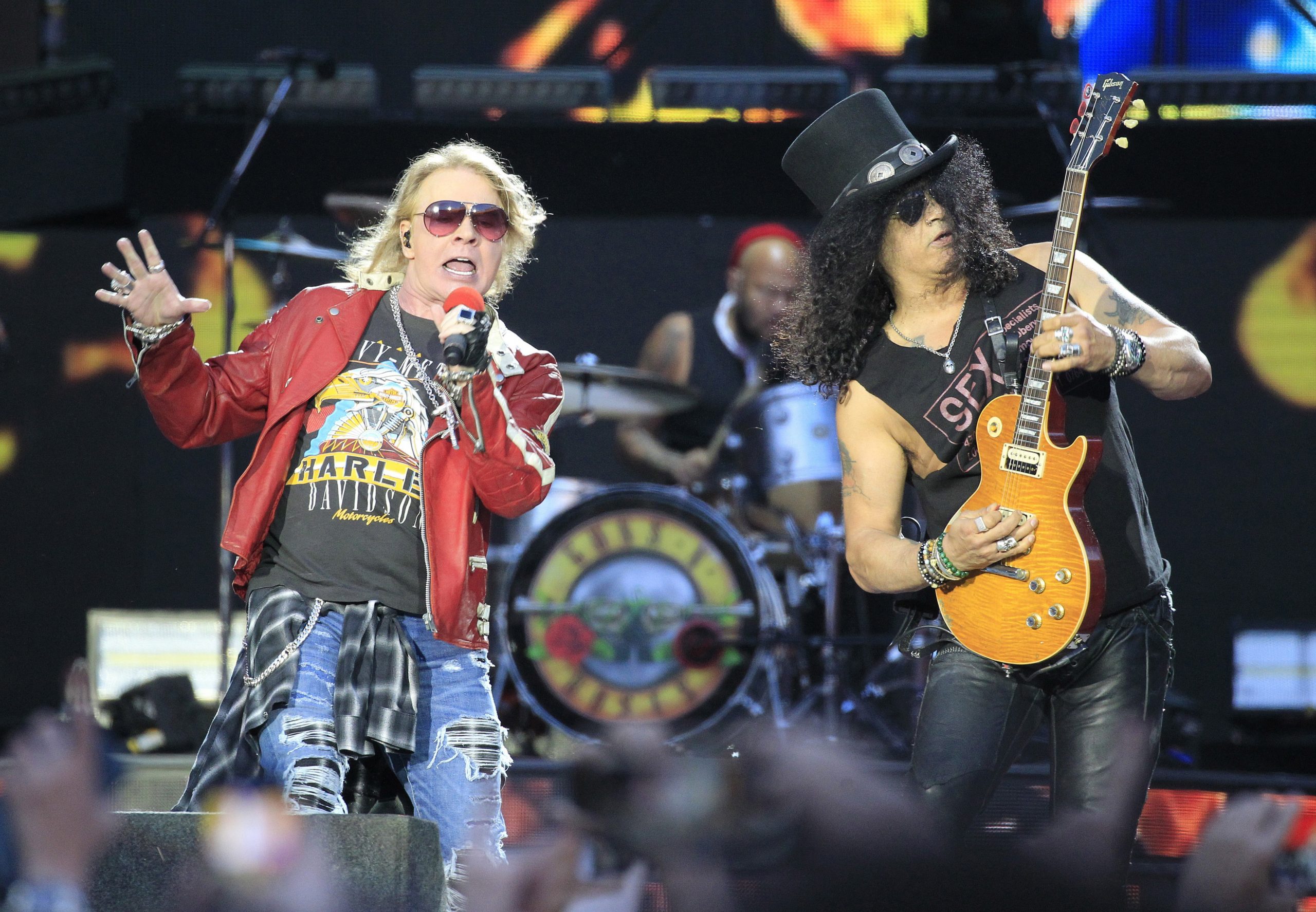 epa06010915 US singers of Guns N´Roses Axl Rose and Slash perform on the stage during a concert at Vicente Calderon stadium, Madrid, Spain, 04 June 2017.  EPA/VICTOR LERENA