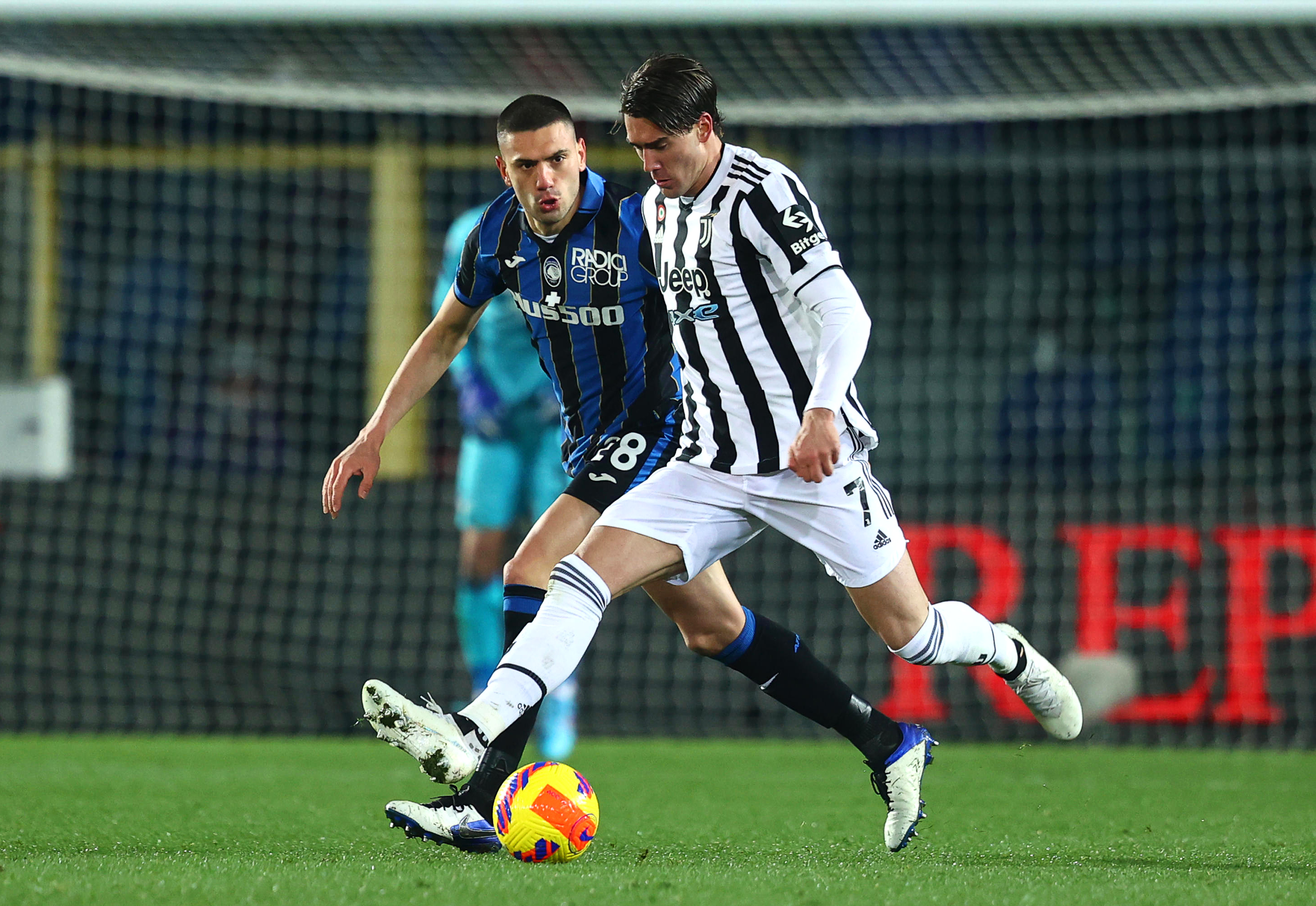 epa09753939 Juventus' Dusan Vlahovic (R) in action against Atalanta's Merih Demiral (L) during the Italian Serie A soccer match between Atalanta BC and Juventus FC in Bergamo, Italy, 13 February 2022.  EPA-EFE/PAOLO MAGNI