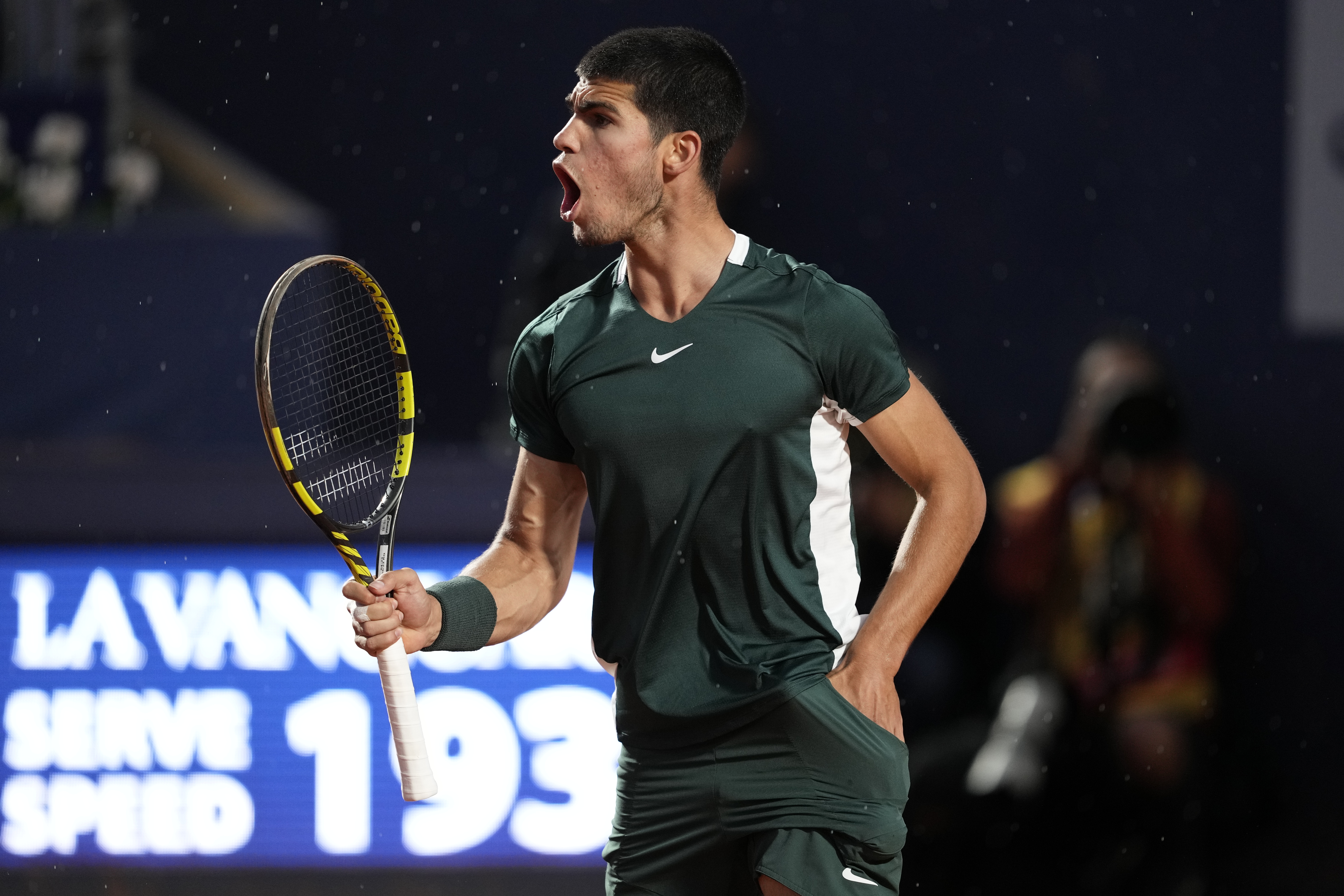 epa09904920 Spanish Carlos Alcaraz in action against Australian Alex de Minaur during their semi final match at the Barcelona Open Banc Sabadell-Conde de Godo's tournament in Barcelona, Catalonia, Spain, 23 April 2022.  EPA-EFE/Alejandro Garcia