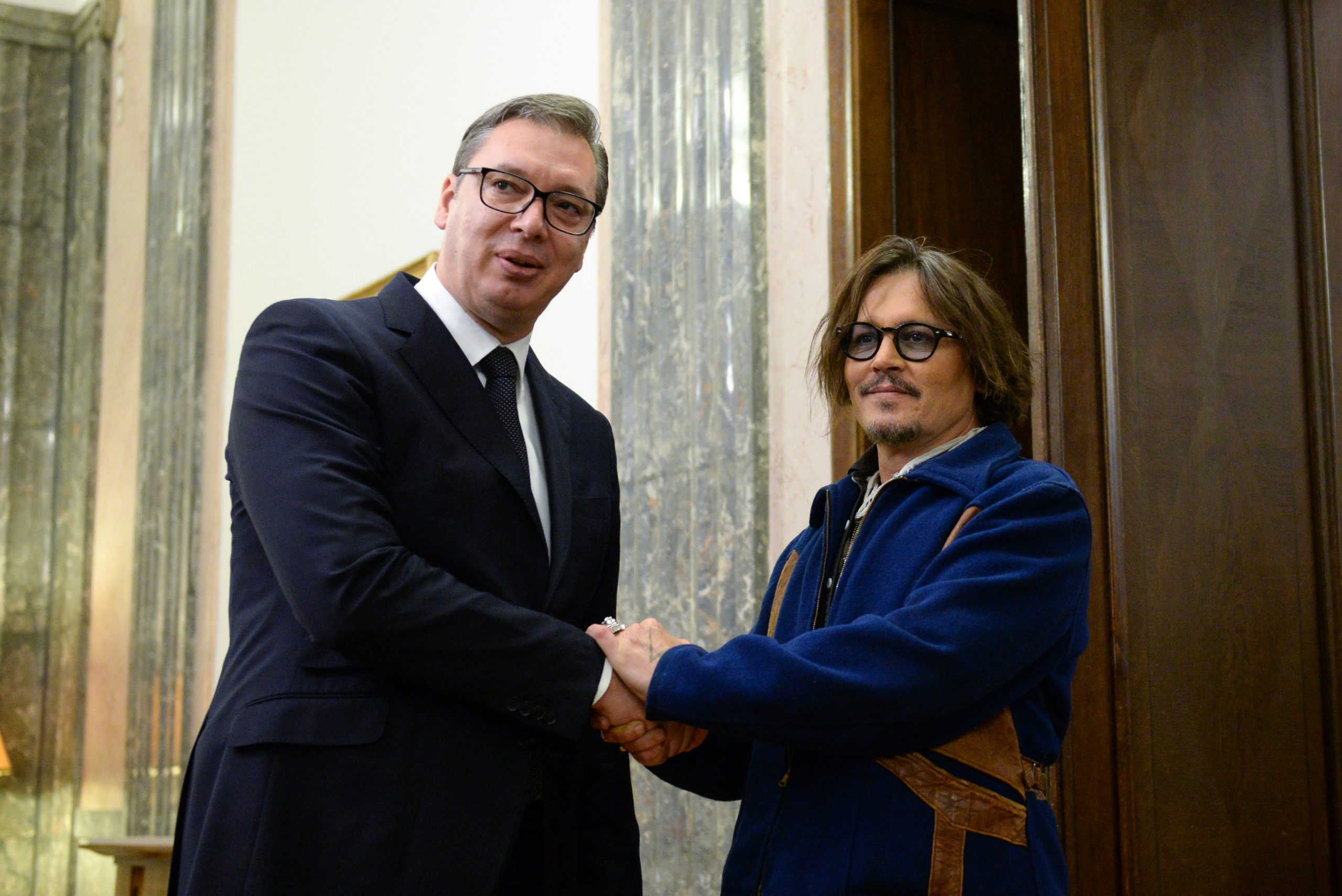 Beograd, 19. oktobra 2021.-Predsednik Aleksandar Vucic sastao se danas sa holivudskim glumcem, muzicarem i filmskim producentom Dzonijem Depom povodom promocije prvog animiranog serijala proizvedenog u Srbiji. FOTO TANJUG/ JADRANKA ILIC/ nr