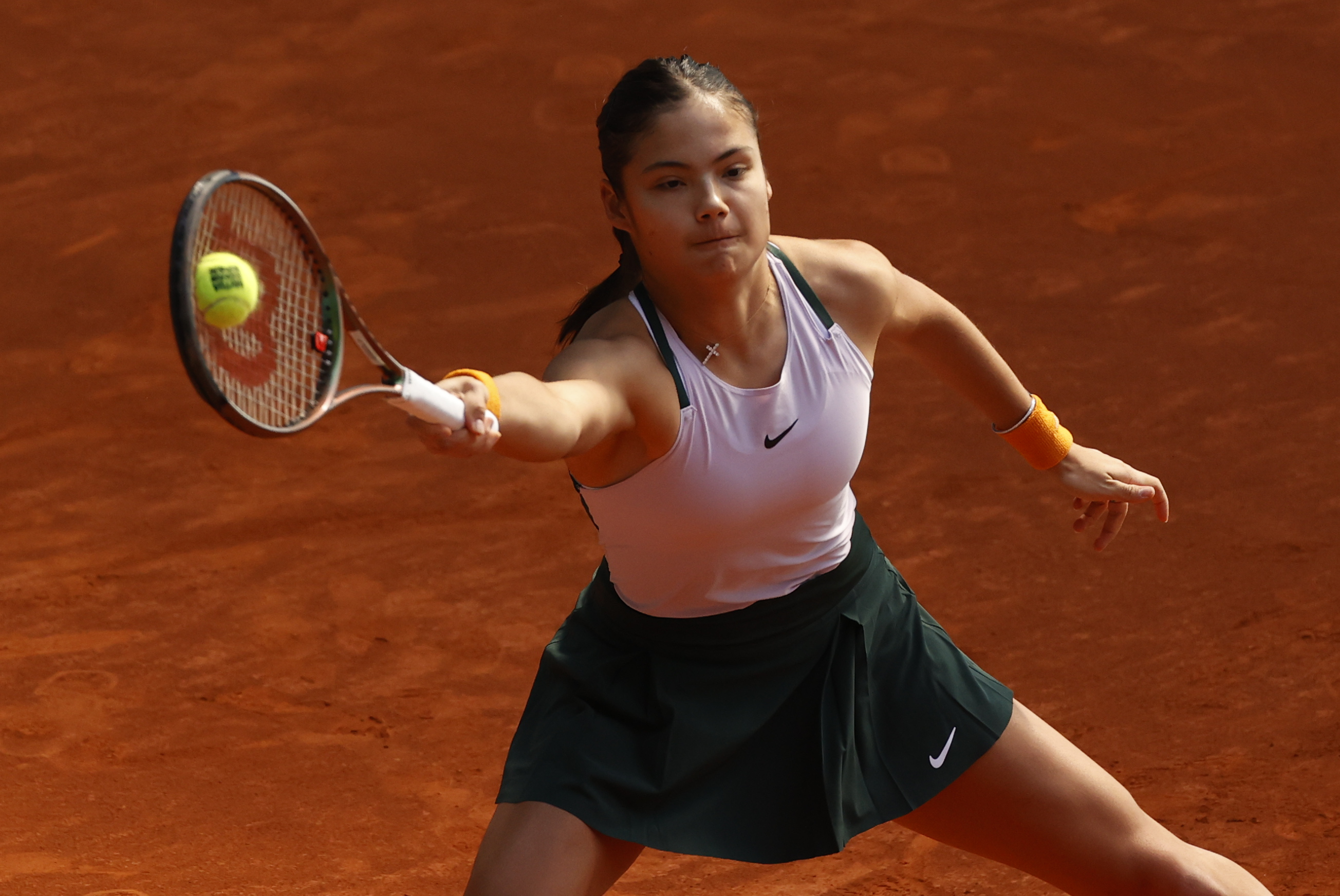 epa09920811 Britain's Emma Raducanu in action during her women's singles round of 32 match against Ukraine's Marta Kostyuk at the Mutua Madrid Open's tennis tournament at the Caja Magica in Madrid, Spain, 01 May 2022.  EPA-EFE/JUANJO MARTIN