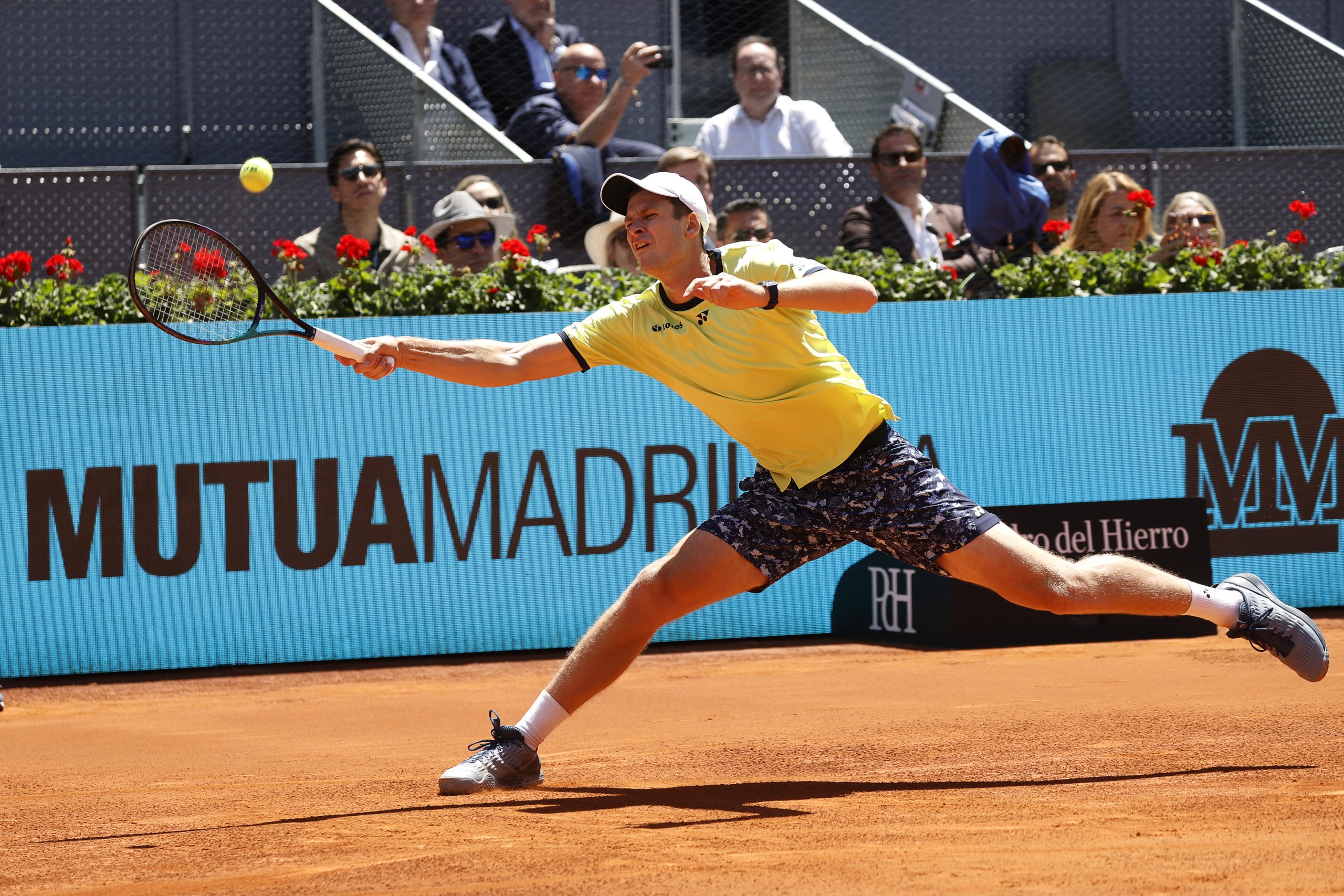 epa09930073 Hubert Hurkacz of Poland in action against Novak Djokovic of Serbia during their quarter final match of the Mutua Madrid Open tennis tournament at Caja Magica sport complex in Madrid, Spain, 06 May 2022.  EPA-EFE/Emilio Naranjo