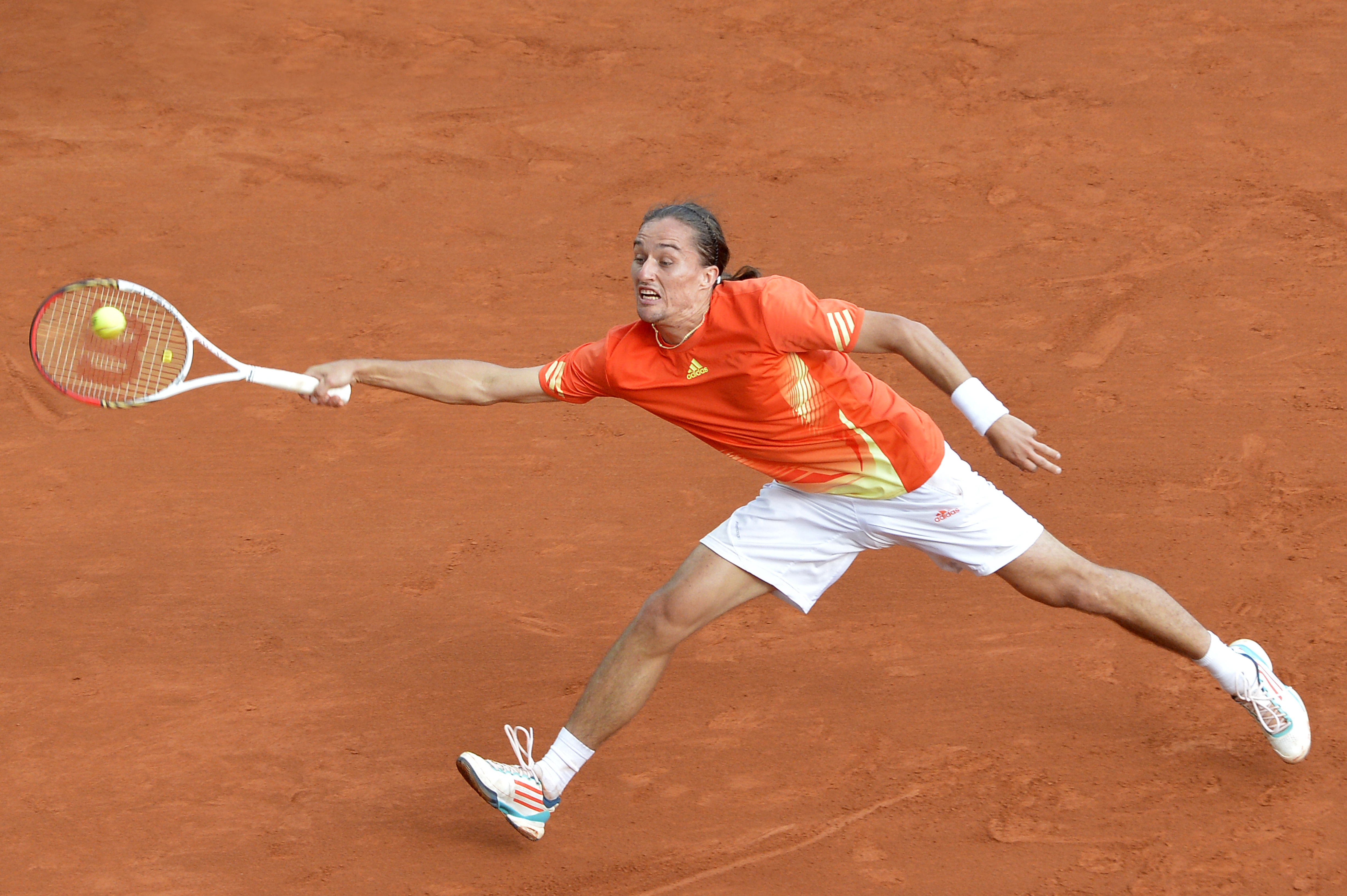 epa03188777 Alexandr Dolgopolov of Ukrain returns the ball to Novak Djokovic of Serbia during his third round match at the Monte-Carlo Rolex Master tournament in Roquebrune Cap Martin, France, 19 April 2012.  EPA/STEPHANE REIX