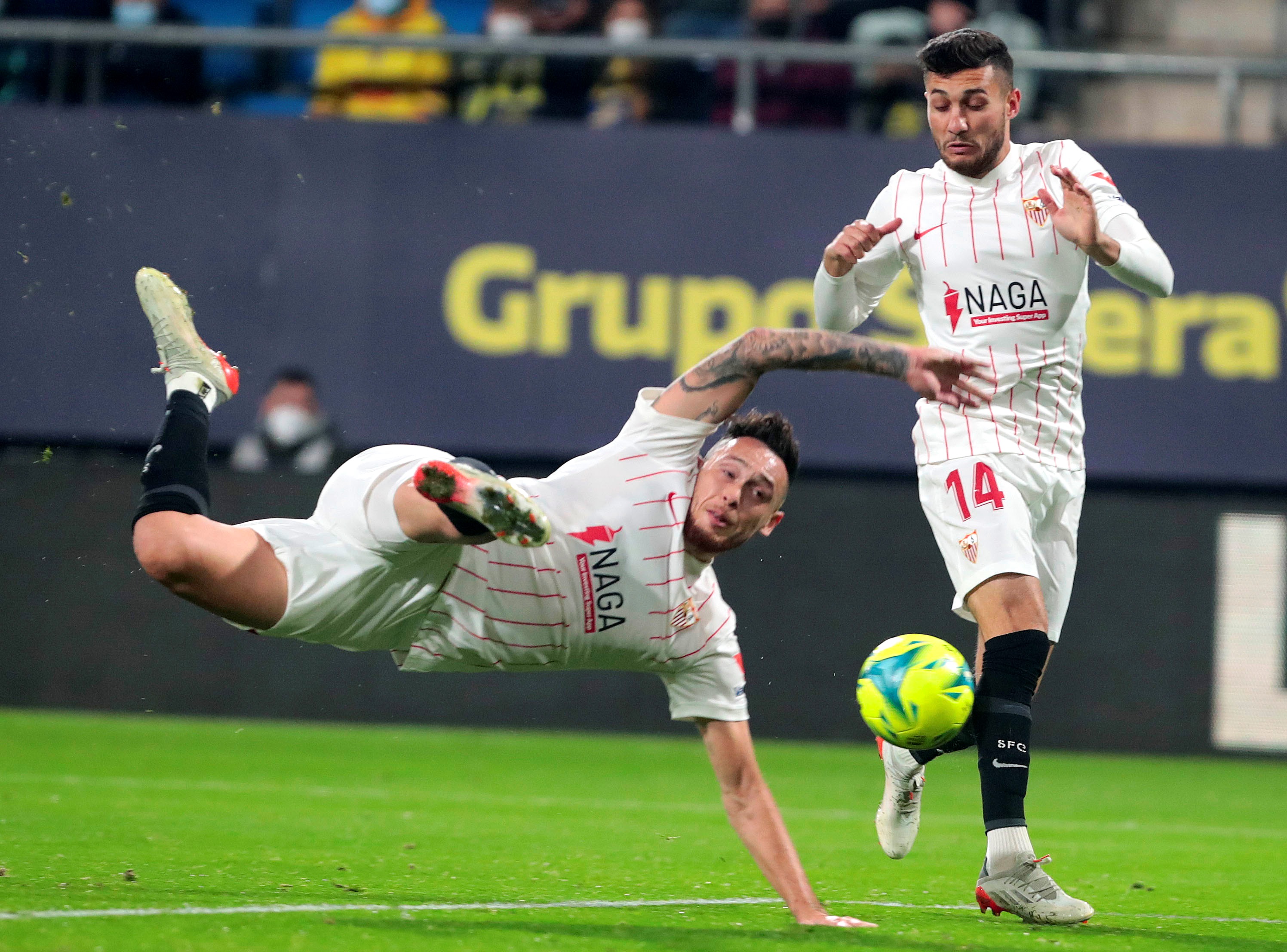 epa09665218 Sevilla FC´s Argentinian midfielder Lucas Ocampos (L) in action during the Spanish LaLiga soccer match between Cadiz CF and Sevilla FC at Nuevo Mirandilla stadium in Cadiz, southern Spain, 03 January 2022.  EPA-EFE/ROMAN RIOS