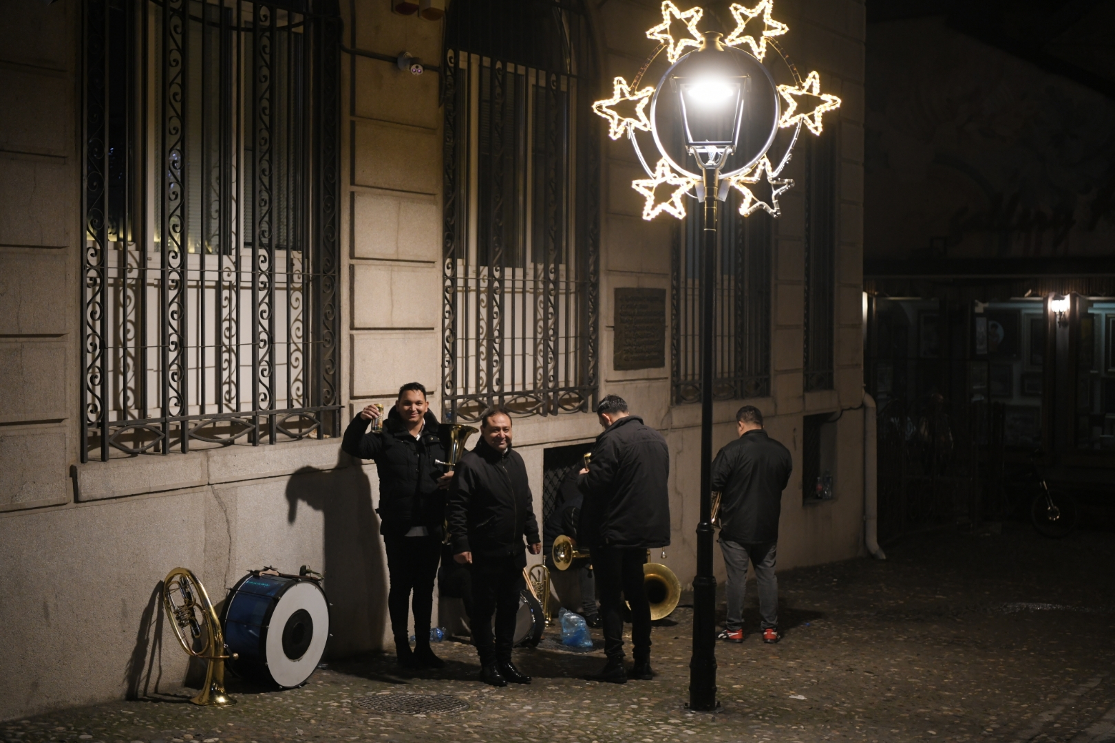 Beograd 31. decembar 2021. Docek Nove godine 2022. red ispred trafike kupovina zastitnih maski Foto:Dragan Mujan/Nova.rs