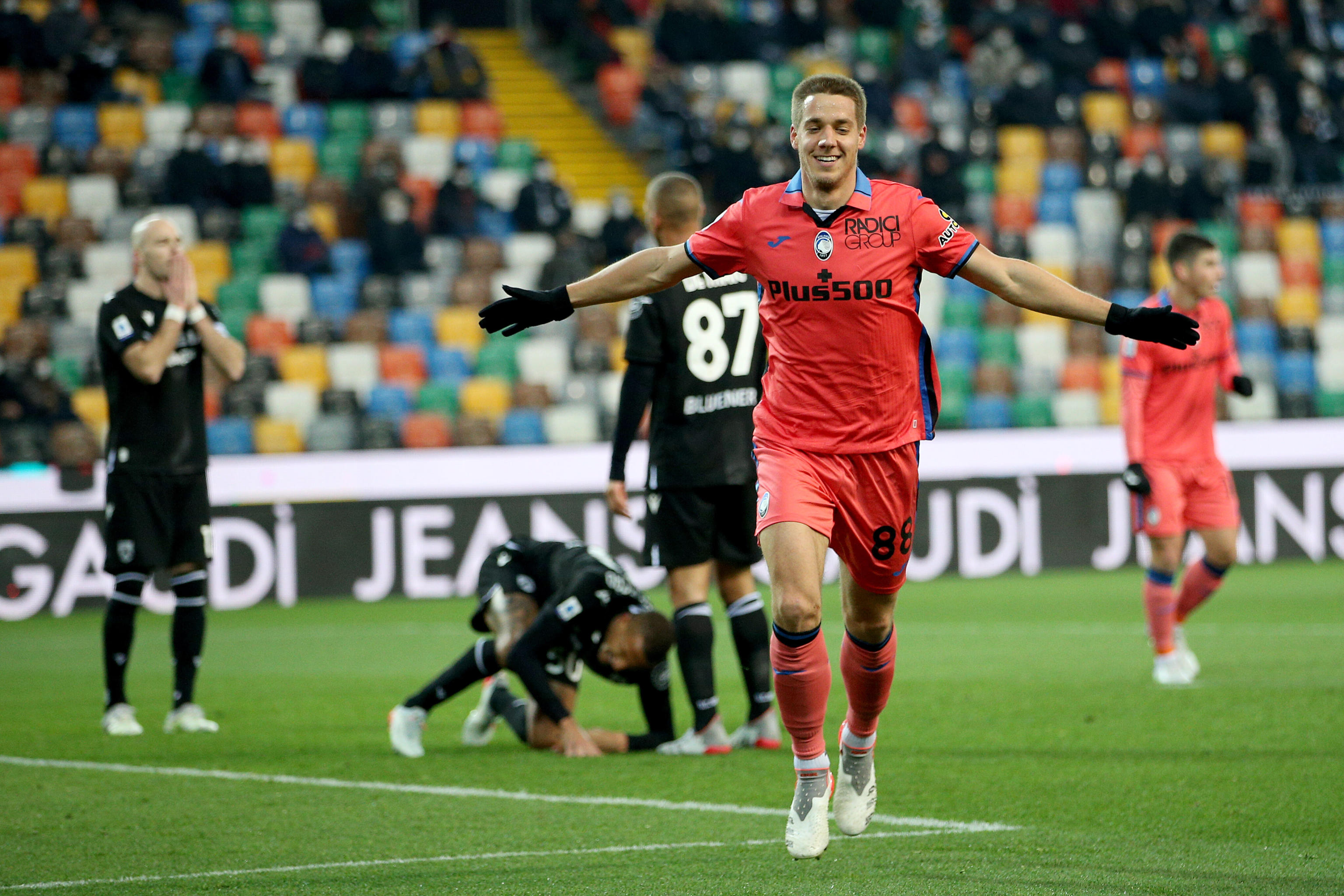 epa09675907 Atalanta?s Mario Pasalic jubilates after scoring the opening goal during the Italian Serie A soccer match Udinese Calcio vs Atalanta BC at the Friuli - Dacia Arena stadium in Udine, Italy, 09 January 2022.  EPA-EFE/GABRIELE MENIS