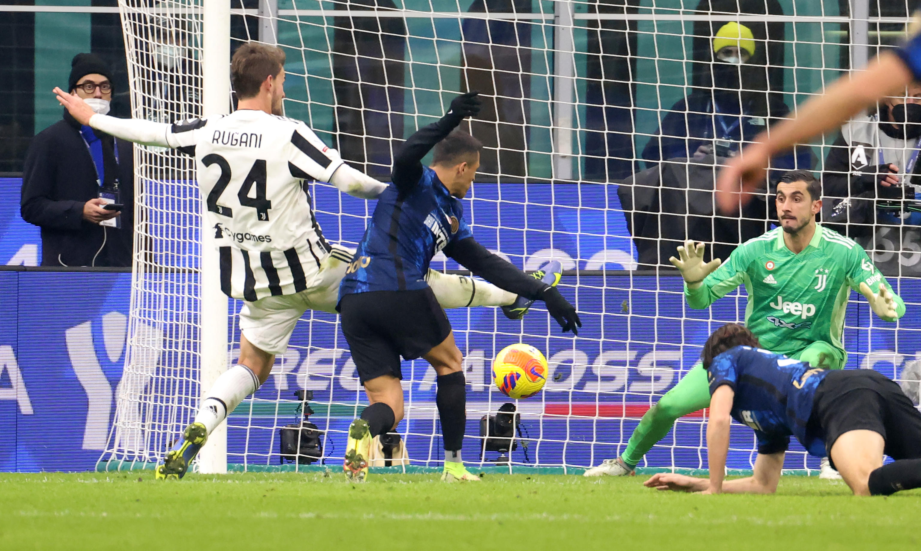 epa09681543 Inter Milan's Alexis Sanchez (C) scores 2-1 goal during the final of Supercoppa Italiana between FC Inter and Juventus at Giuseppe Meazza stadium in Milan, Italy, 12 January 2022.  EPA-EFE/MATTEO BAZZI