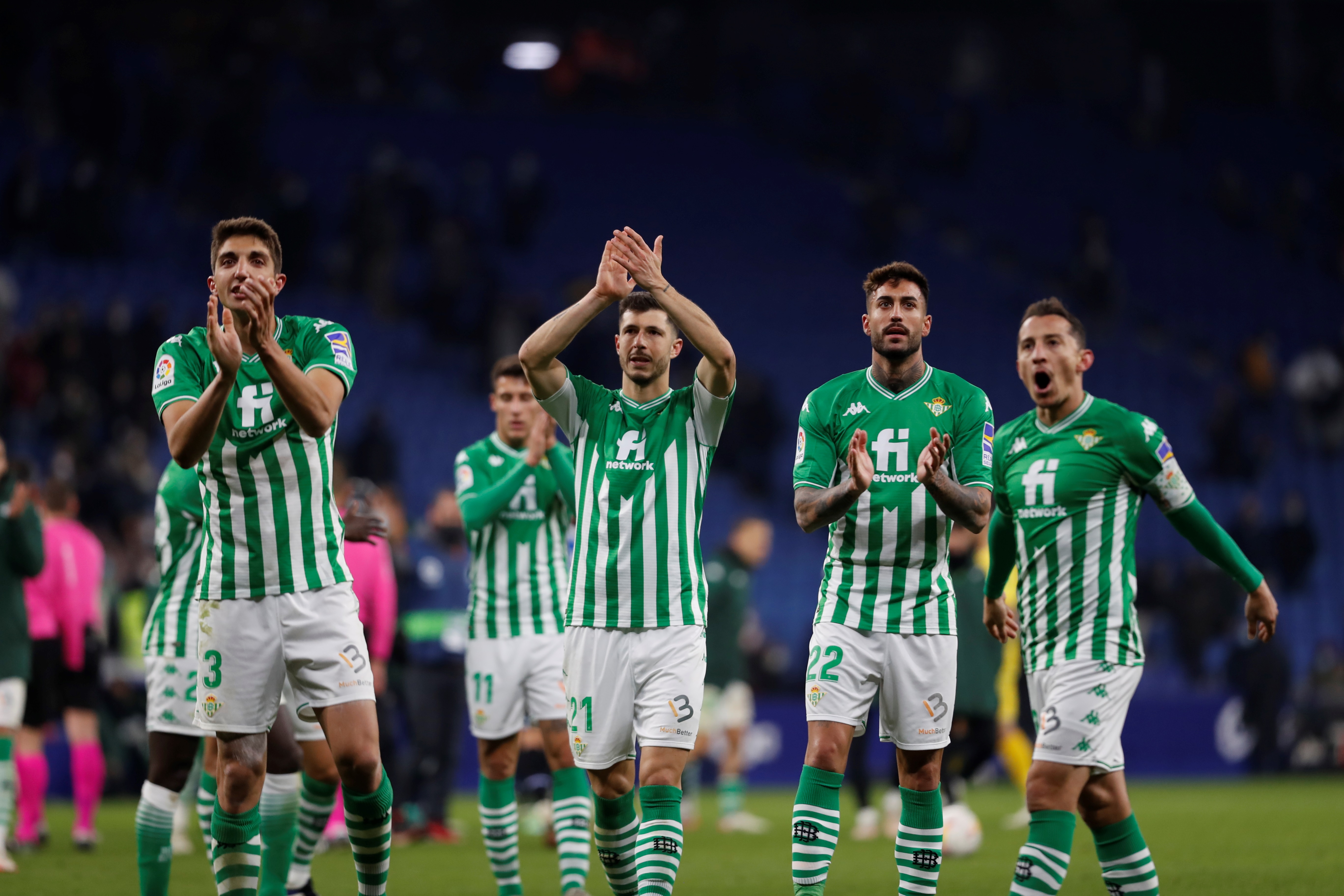 epa09700961 Betis players celebrate their victory against RCD Espanyol after the Spanish LaLiga soccer match between RCD Espanyol and Real Betis held at RCDE Stadium in Cornella de Llobregat, Catalonia, Spain, 21 January 2022.  EPA-EFE/ANDREU DALMAU