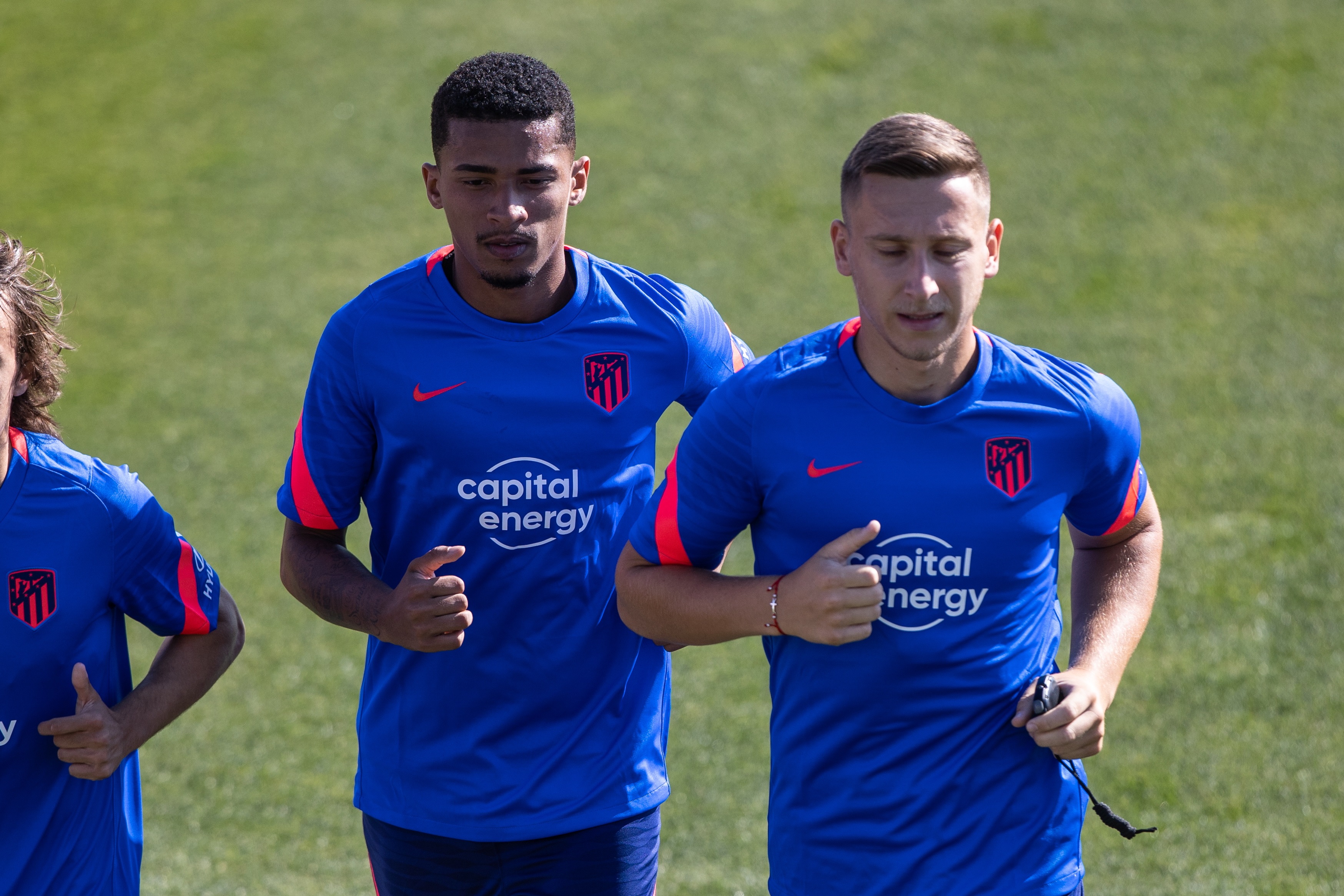 epa09332825 Atletico Madrid's players Ivan Saponjic (R) and Marcos Paulo (2R) during the training of the team held at Wanda Sports City in Majadahonda, Madrid, Spain, 09 July 2021. LaLiga tournament will begin upcoming 13 August.  EPA-EFE/Rodrigo Jimenez