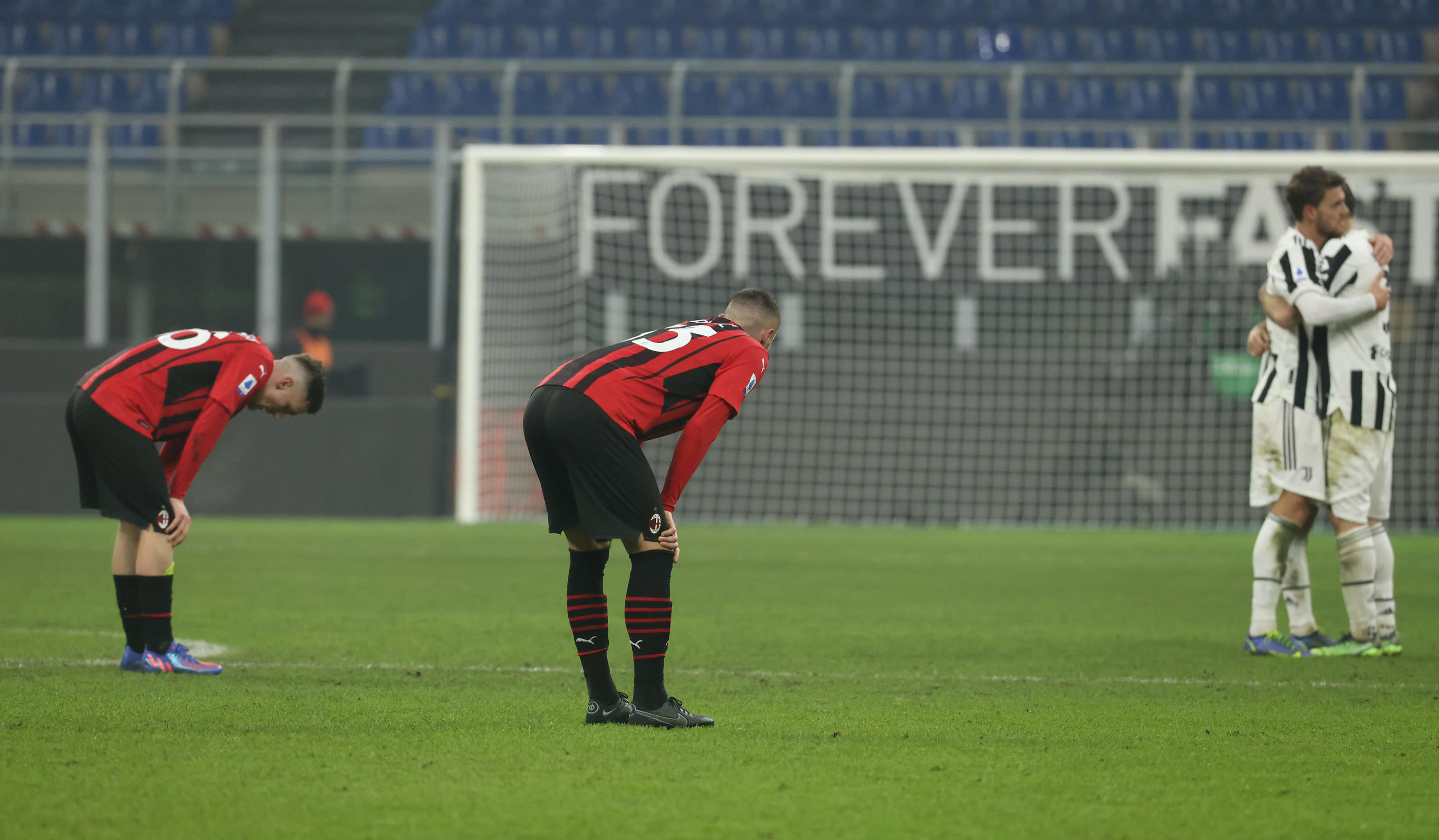 epa09705573 Milan players Alexis Saelemaekers (L) and Rade Krunic (C) react after the Italian Serie A soccer match between AC Milan and Juventus FC in Milan, Italy, 23 January 2022.  EPA-EFE/MATTEO BAZZI