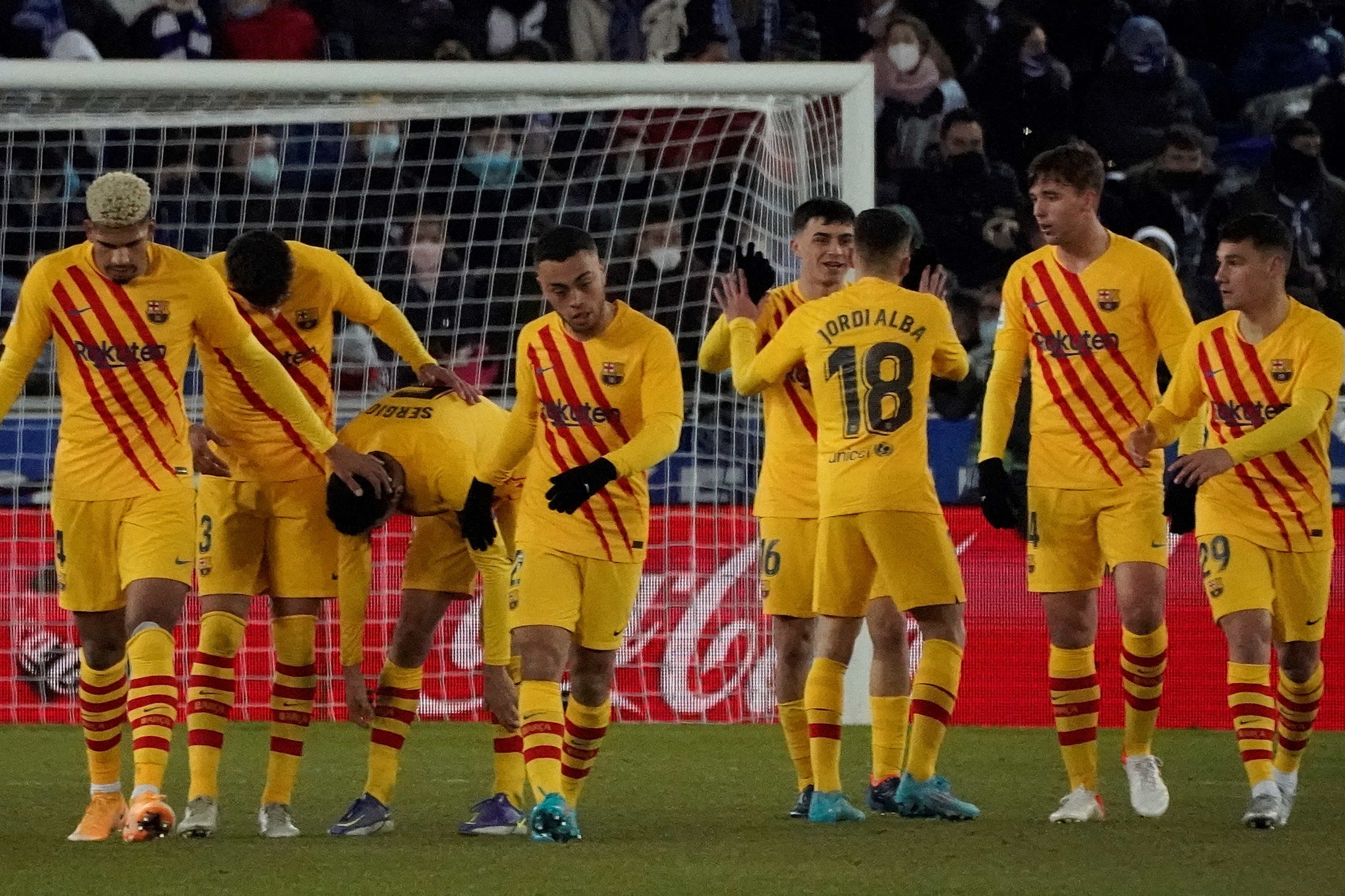 epa09705574 FC Barcelona´s players celebrate after scoring against Deportivo Alaves during the Spanish LaLiga soccer match between Deportivo Alaves and FC Barcelona at Mendizorroza stadium in Vitoria, Basque Country, 23 January 2022.  EPA-EFE/L. RICO