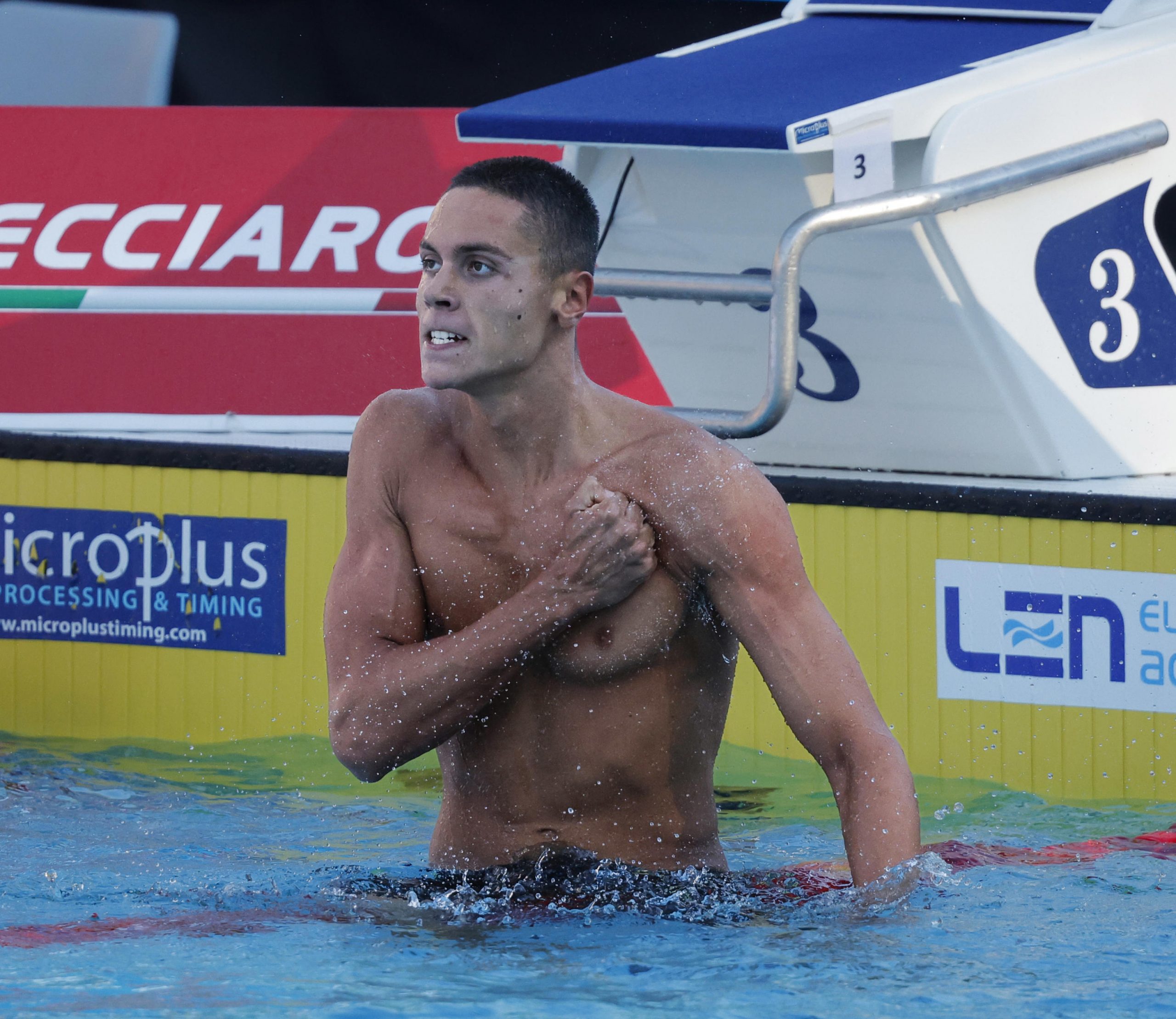epa10119107 David Popovici of Romania celebrates after winning the Men's 100m Freestyle final at the European Aquatics Championships Rome 2022, Italy, 13 August 2022.  EPA-EFE/GIUSEPPE LAMI