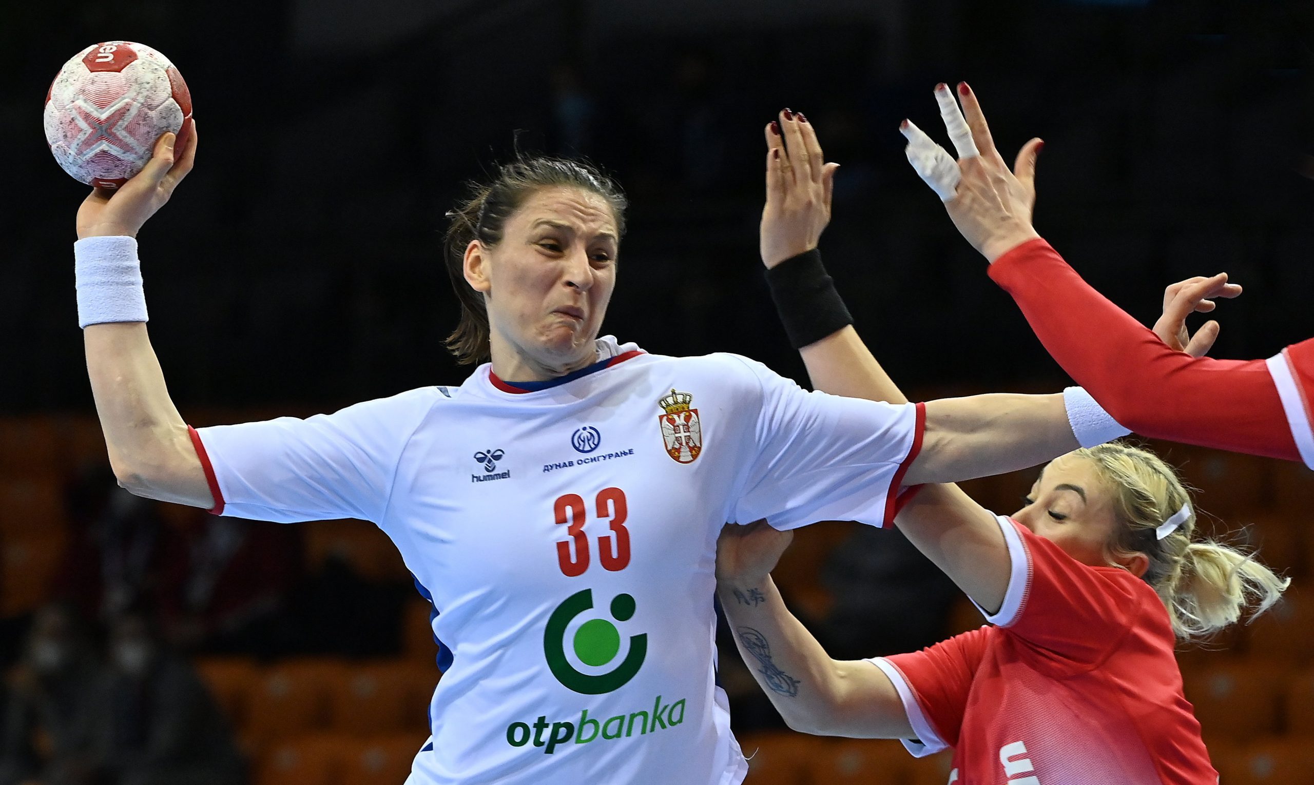 epa09084455 Jovana Stoiljkovic (L) of Serbia tries to score next to Anna Sen of Russia during the women's handball Olympic qualifying match between Russia and Serbia in the Audi Arena in Gyor, Hungary, 19 March 2021.  EPA-EFE/Tibor Illyes HUNGARY OUT