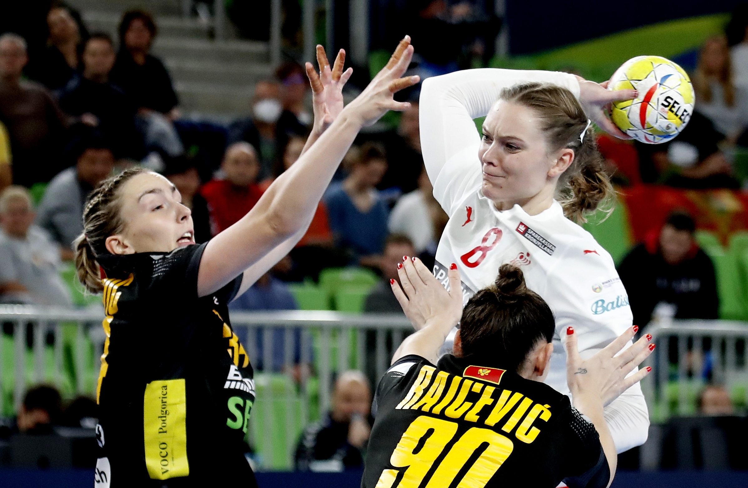 epa10312957 Denmark's Anne Mette Hansen (R) in action  during the semi final match between Denmark and Montenegro of the Women EHF EURO 2022 in Ljubljana, Slovenia, 18 November 2022.  EPA-EFE/ANTONIO BAT