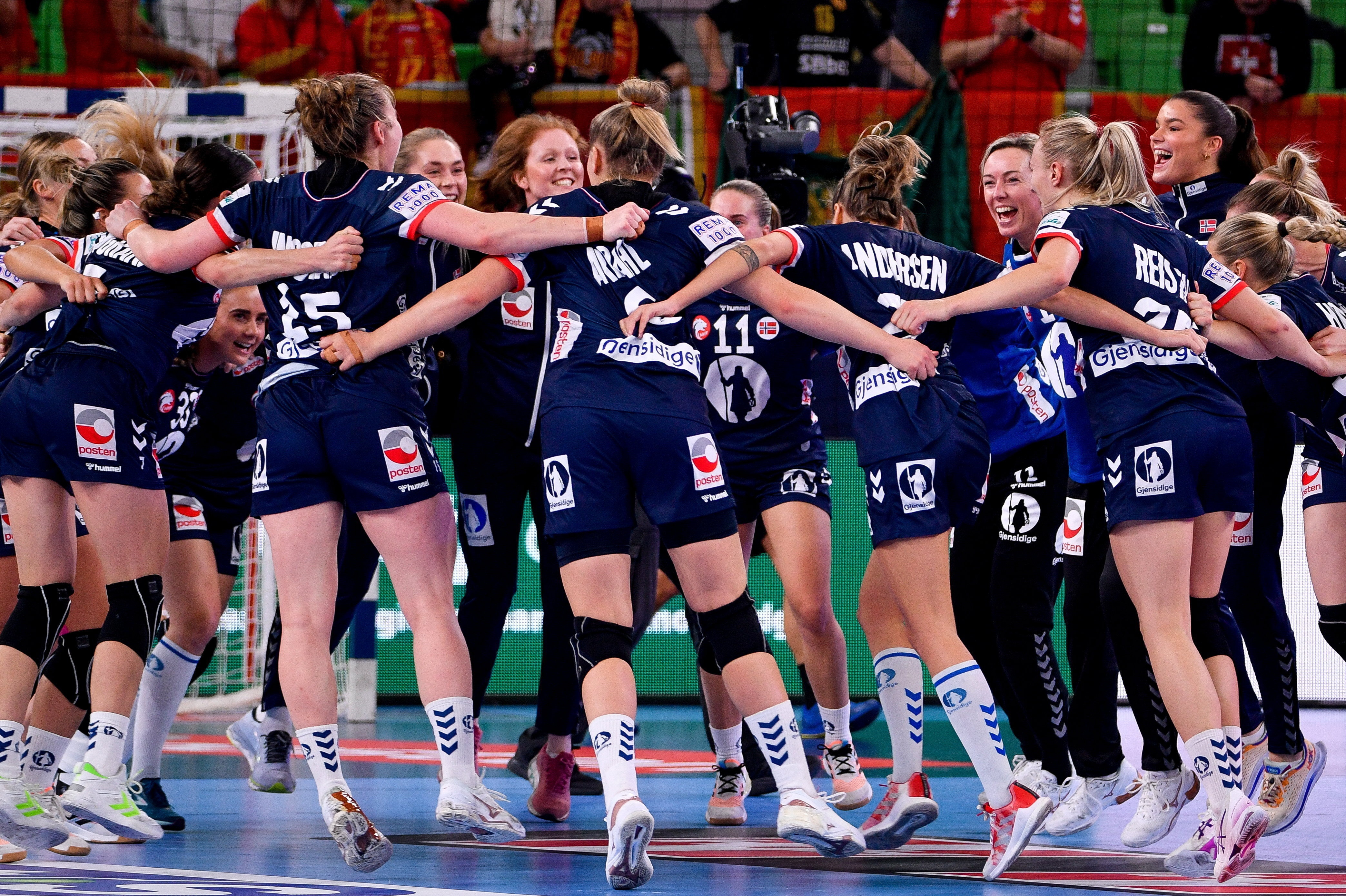epa10316879 Players of Norway celebrate  winning the final match between Denmark and Norway of the Women EHF EURO 2022 in Ljubljana, Slovenia, 20 November 2022.  EPA-EFE/Zsolt Czegledi HUNGARY OUT