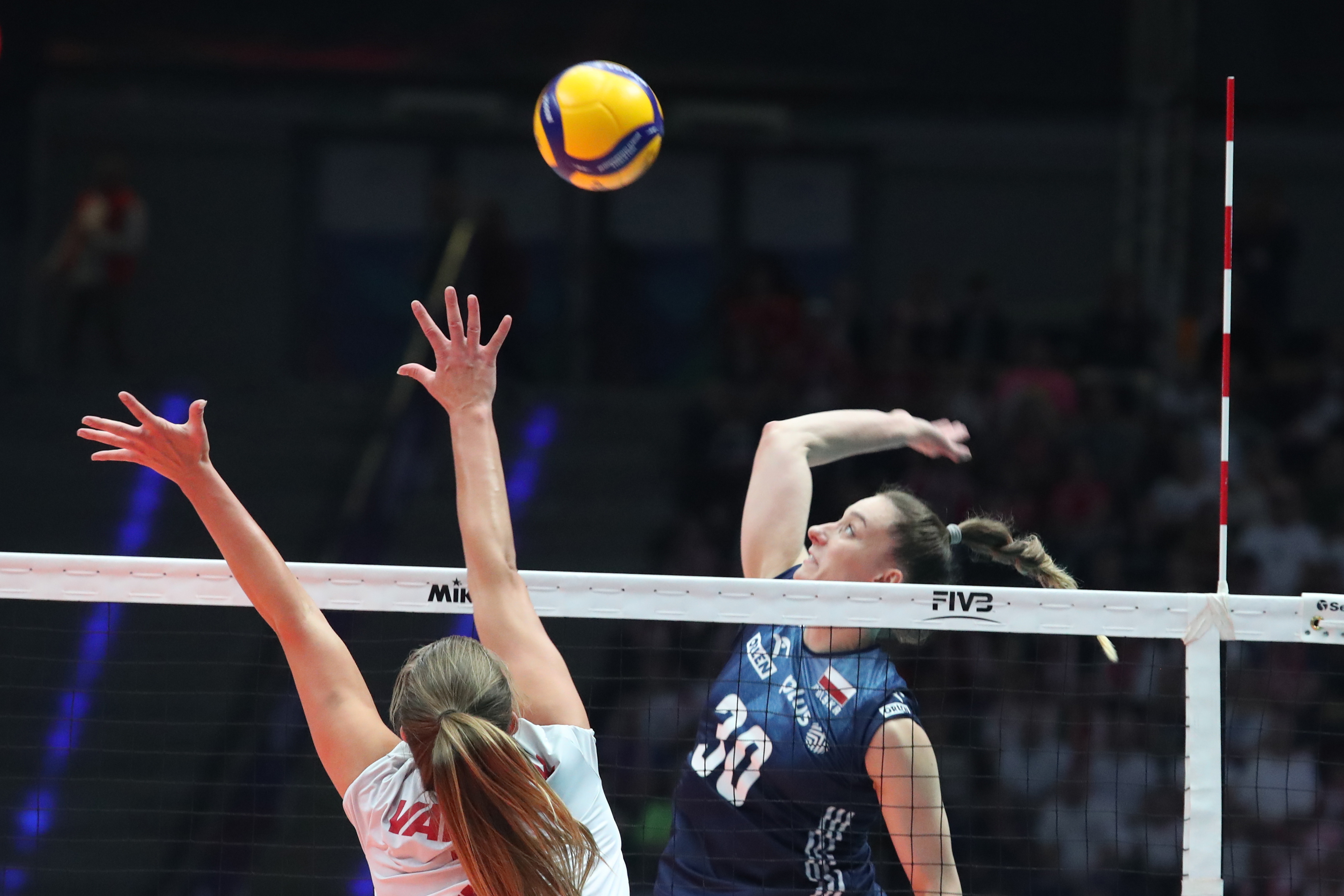 epa10229636 Olivia Rozanski (R) of Poland and Kiera Van Ryk (L) of Canada in action during the 2022 Volleyball Women's World Championship group F match between Poland and Canada in Lodz, Poland, 07 October 2022.  EPA-EFE/Roman Zawistowski POLAND OUT