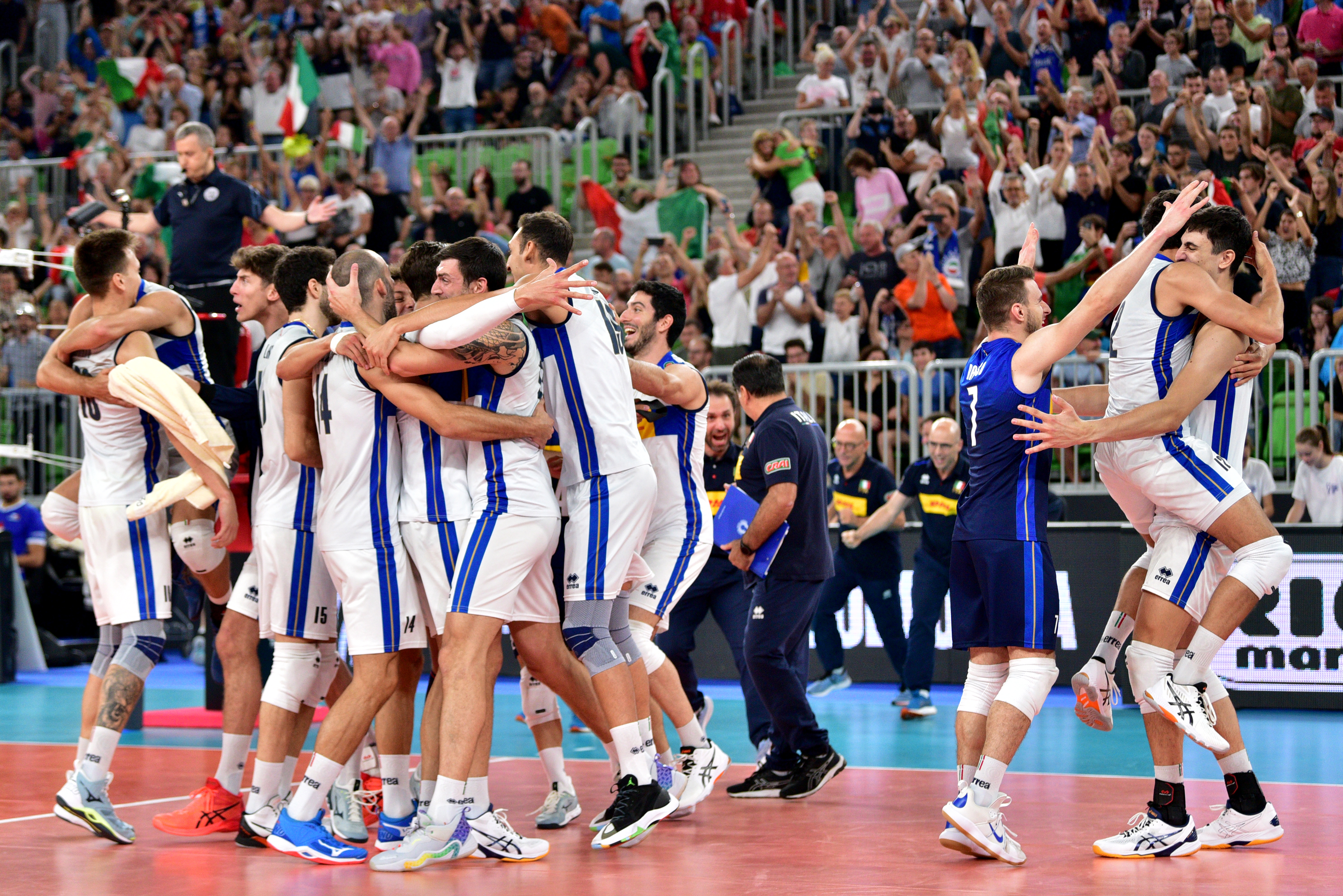 epa10167828 Italy team celebrate winning the men Volleyball World Championships, Quarter Final, in Ljubljana, Slovenia, 07 September 2022.  EPA-EFE/IGOR KUPLJENIK