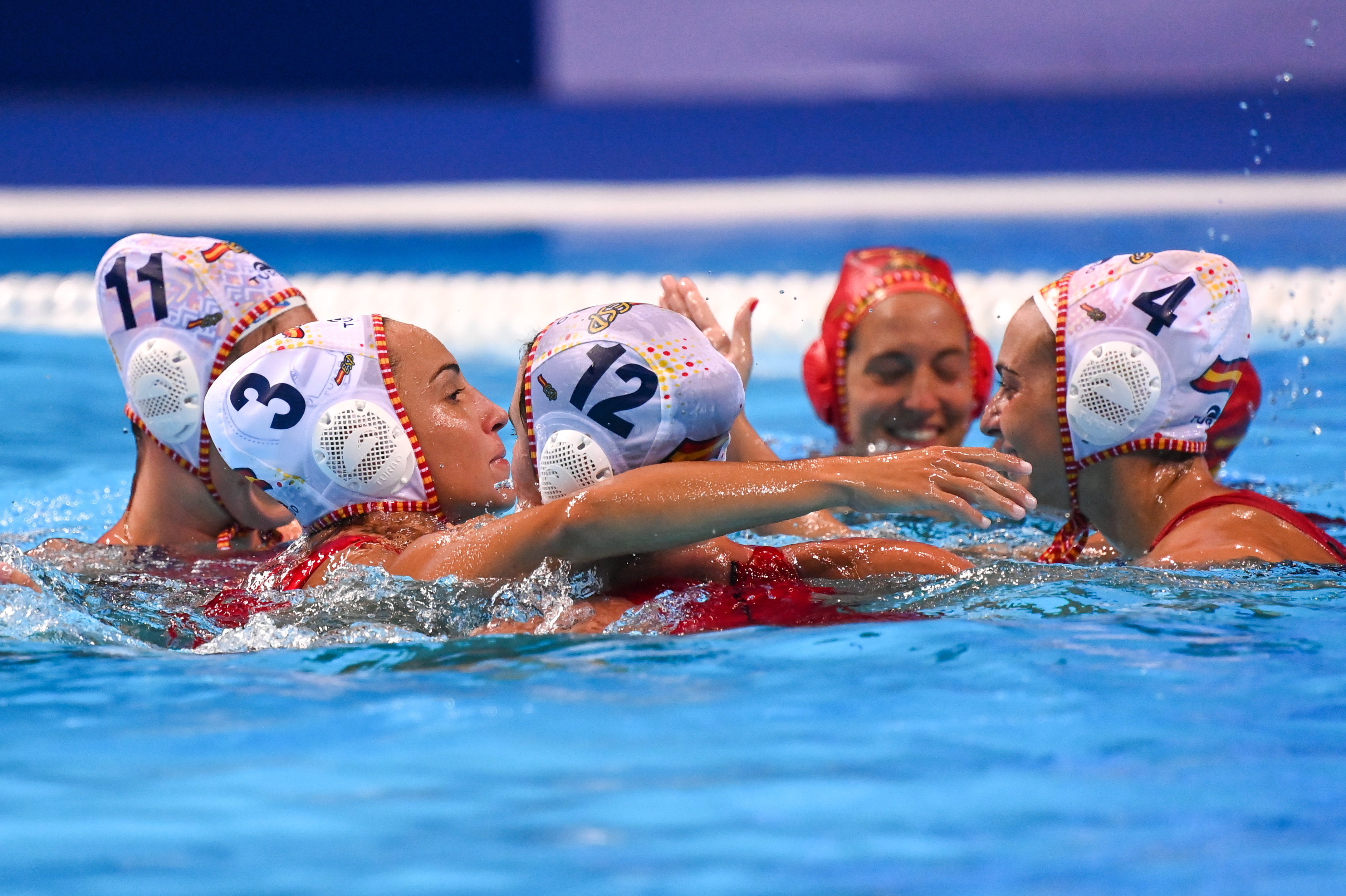 epa10174386 Players of Spain celebrate after winning the LEN European Water Polo Championships women's final match between Spain and Greece in Split, Croatia, 09 September 2022.  EPA-EFE/Tibor Illyes HUNGARY OUT