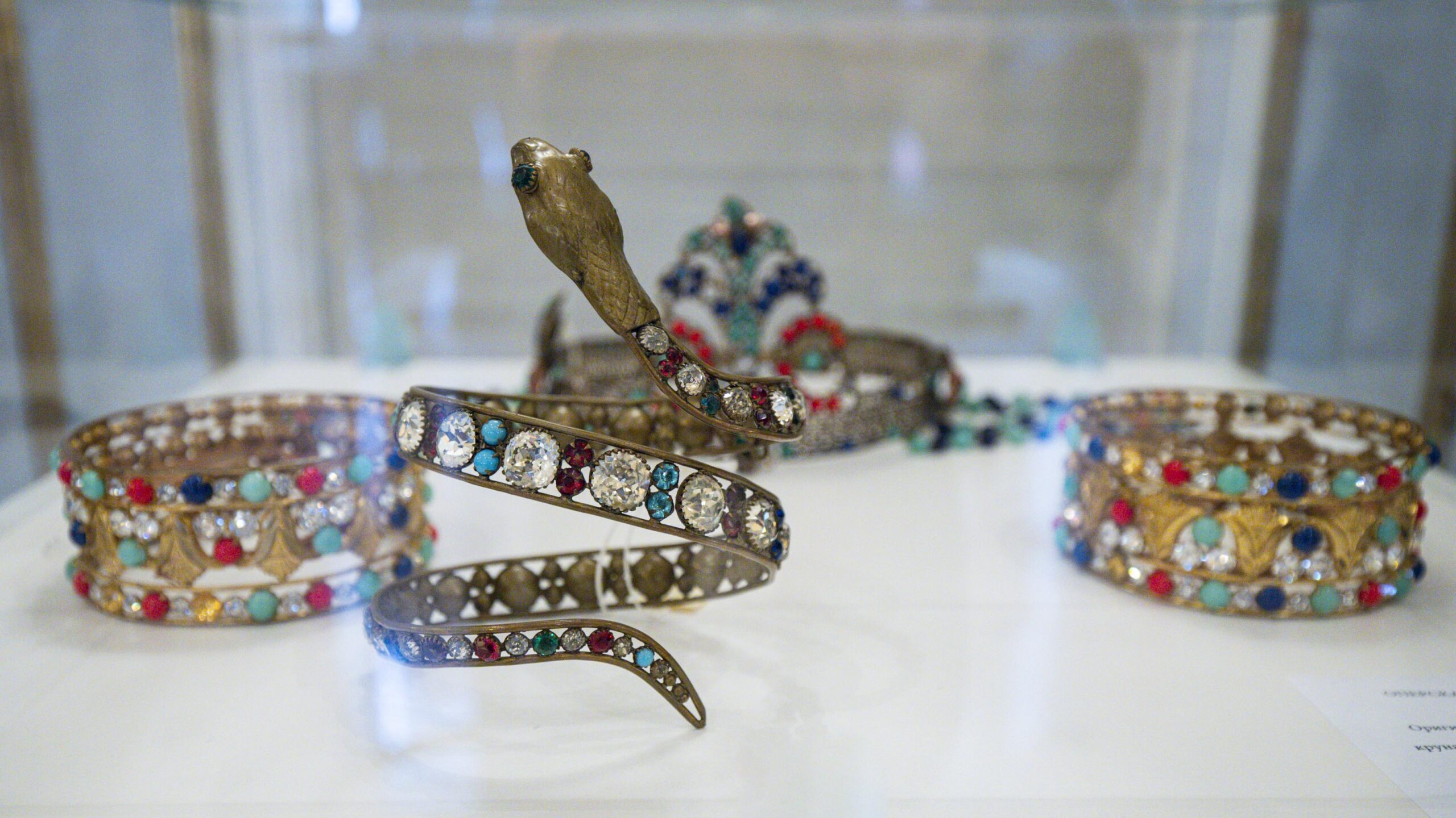 Novogodišnji prijem u Narodnom pozorištu u Beogradu. Izloženi originalan egipatski nakit iz opere "Aida"  je poklon Biserke Cvejić Muzej Narodnog pozorišta Foto: Željko Jovanović