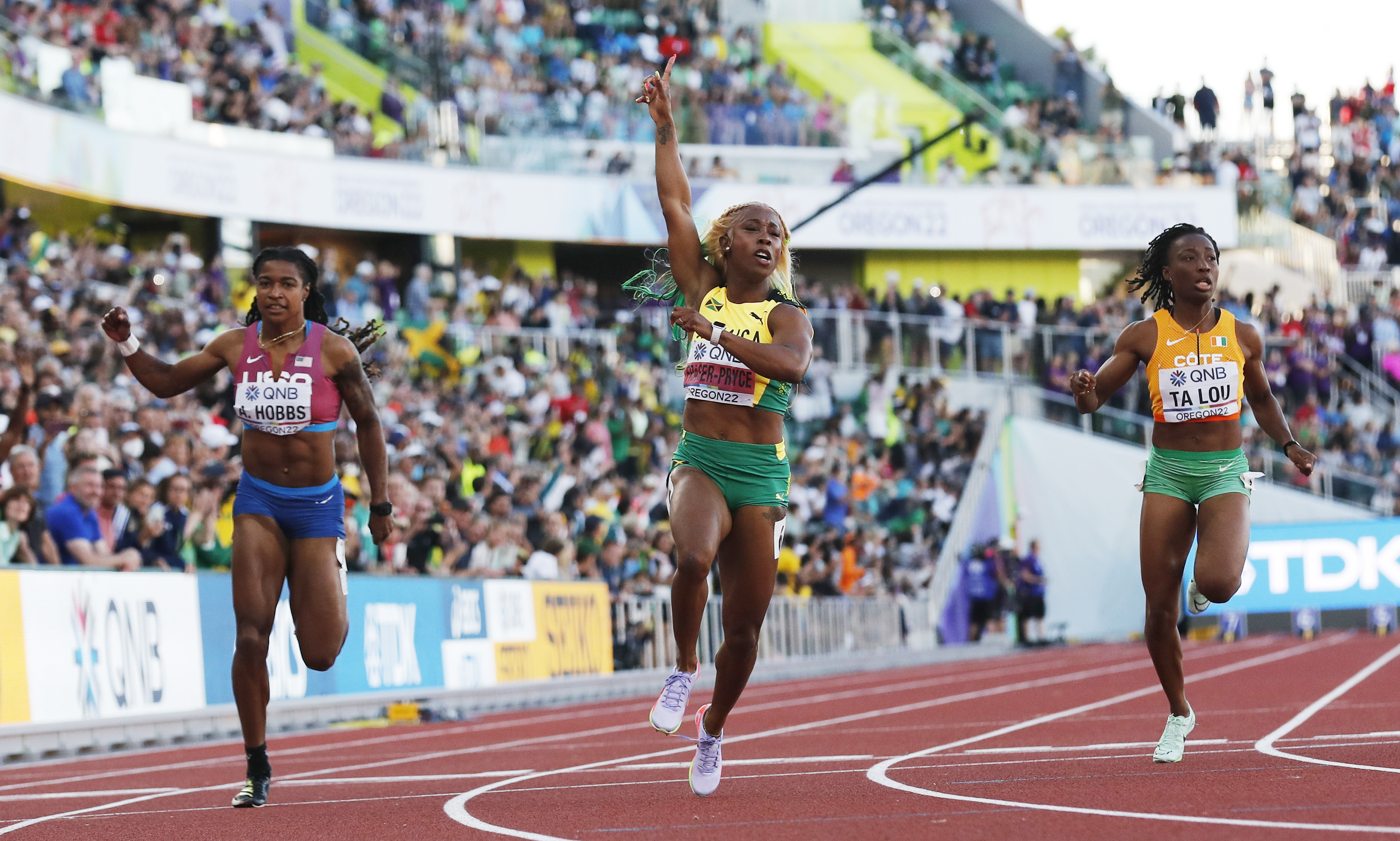 epaselect epa10077087 Shelly-Ann Fraser-Pryce of Jamaica celebrates winning the women's 100m final at the World Athletics Championships Oregon22 at Hayward Field in Eugene, Oregon, USA, 17 July 2022.  EPA-EFE/John G. Mabanglo