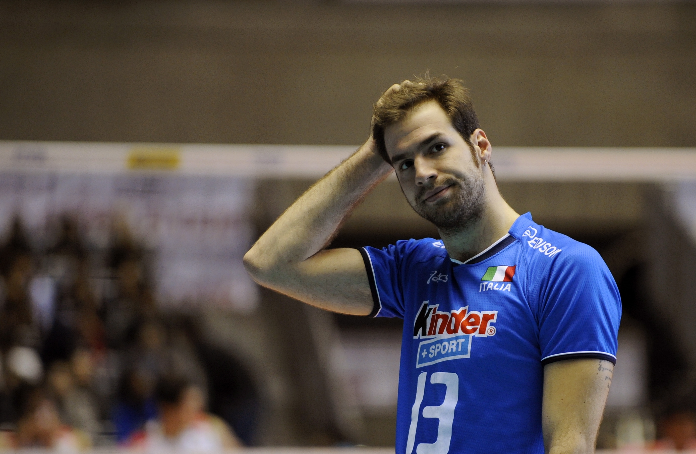 epa03023821 Dragan Travica of Italy reacts after the fourth round match against Iran for the FIVB Men's Volleyball World Cup 2011 in Tokyo, Japan, 04 December 2011. Italy won 3-1.  EPA/FRANCK ROBICHON
