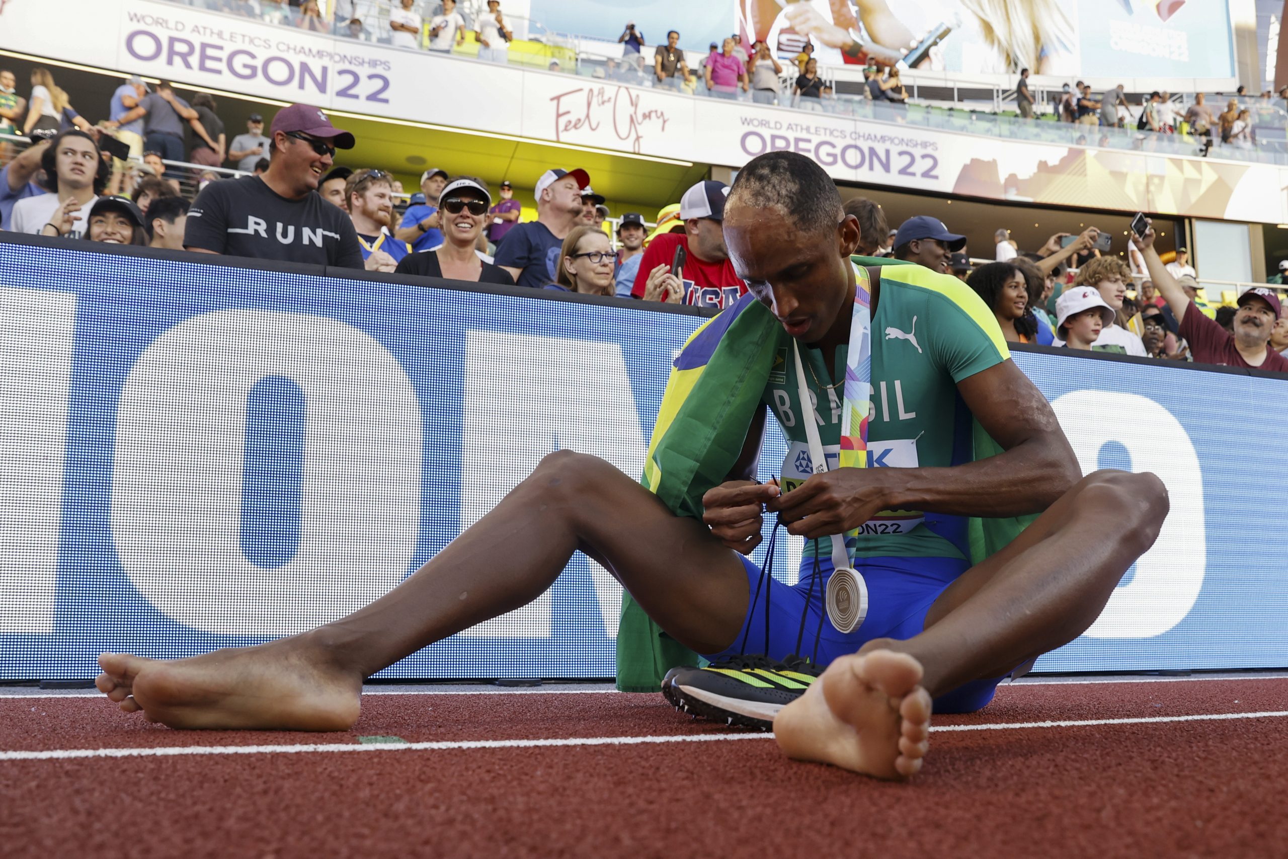 epa10081009 Gold medalist Alison Dos Santos of Brazil reacts after winning the Men's 400 Metres Hurdles final at the World Athletics Championships Oregon22 at Hayward Field in Eugene, Oregon, USA, 19 July 2022.  EPA-EFE/Robert Ghement