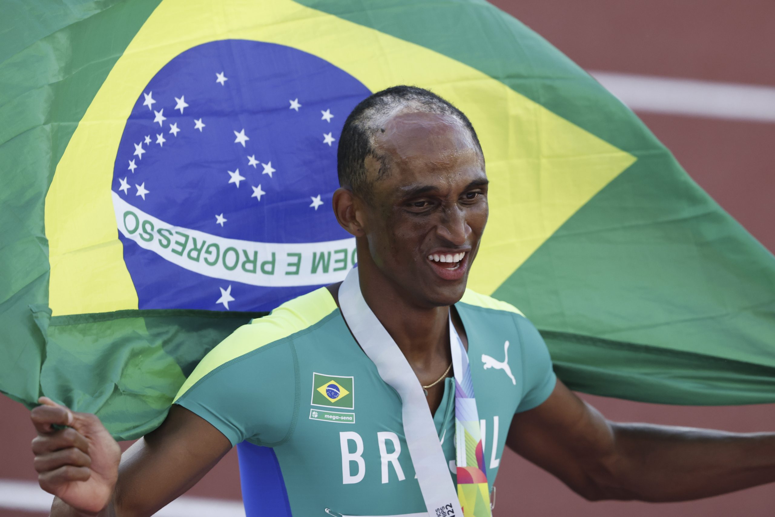 epa10080990 Gold medalist Alison Dos Santos of Brazil celebrates after winning the Men's 400 Metres Hurdles final at the World Athletics Championships Oregon22 at Hayward Field in Eugene, Oregon, USA, 19 July 2022.  EPA-EFE/CJ Gunther