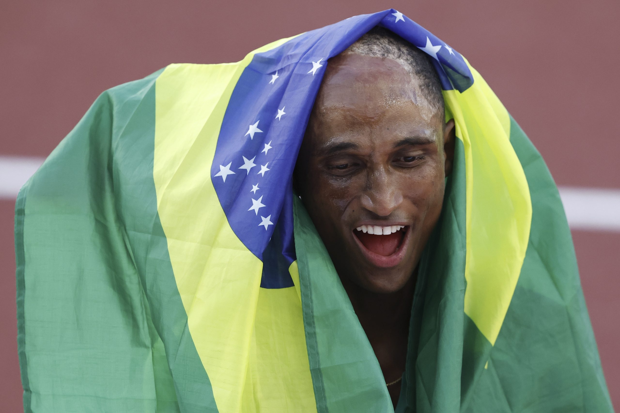 epa10080994 Gold medalist Alison Dos Santos of Brazil celebrates after winning the Men's 400 Metres Hurdles final at the World Athletics Championships Oregon22 at Hayward Field in Eugene, Oregon, USA, 19 July 2022.  EPA-EFE/CJ Gunther