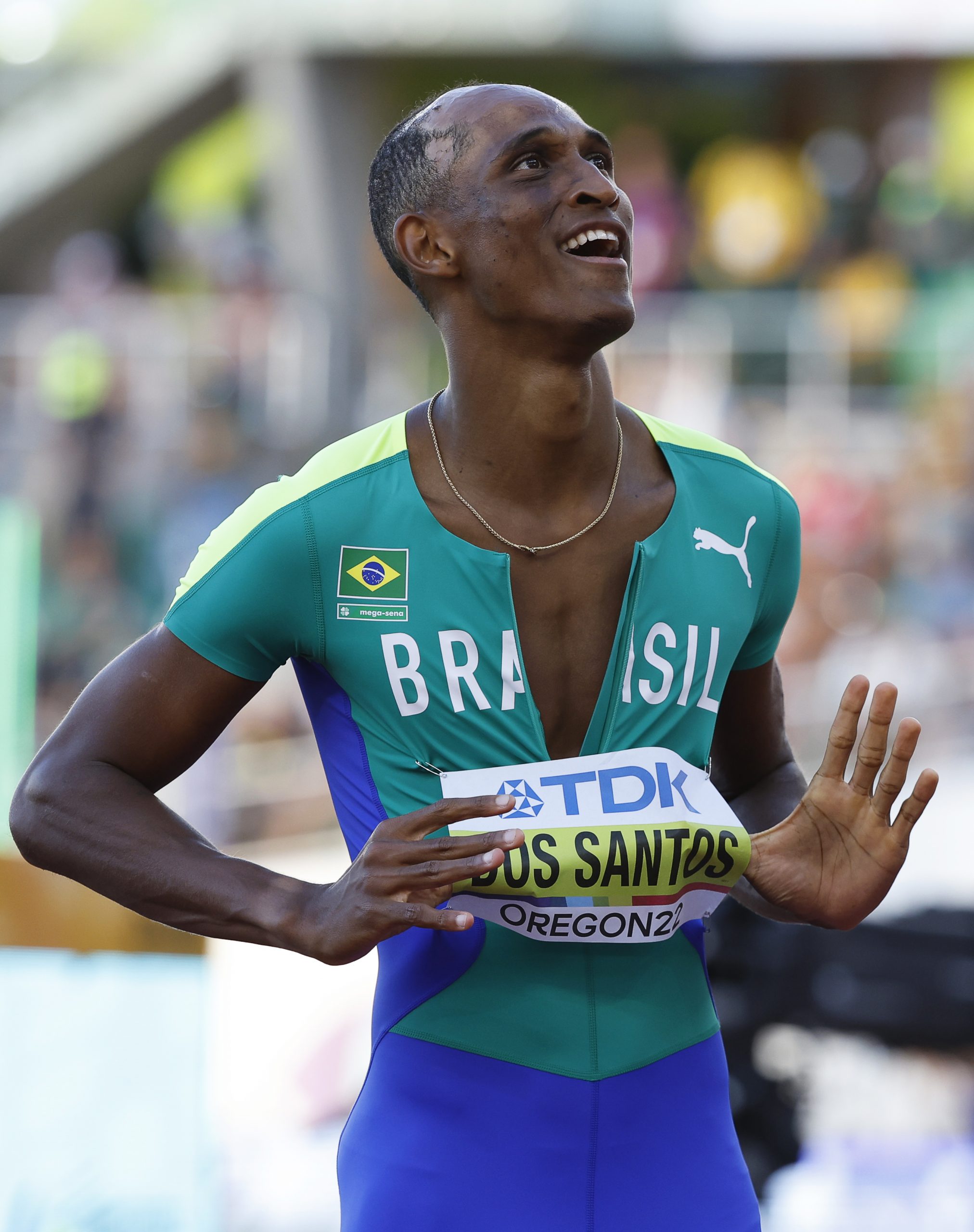 epa10081097 Alison Dos Santos of Brazil celebrates after winning the men's 400m Hurdles final at the World Athletics Championships Oregon22 at Hayward Field in Eugene, Oregon, USA, 19 July 2022.  EPA-EFE/John G. Mabanglo