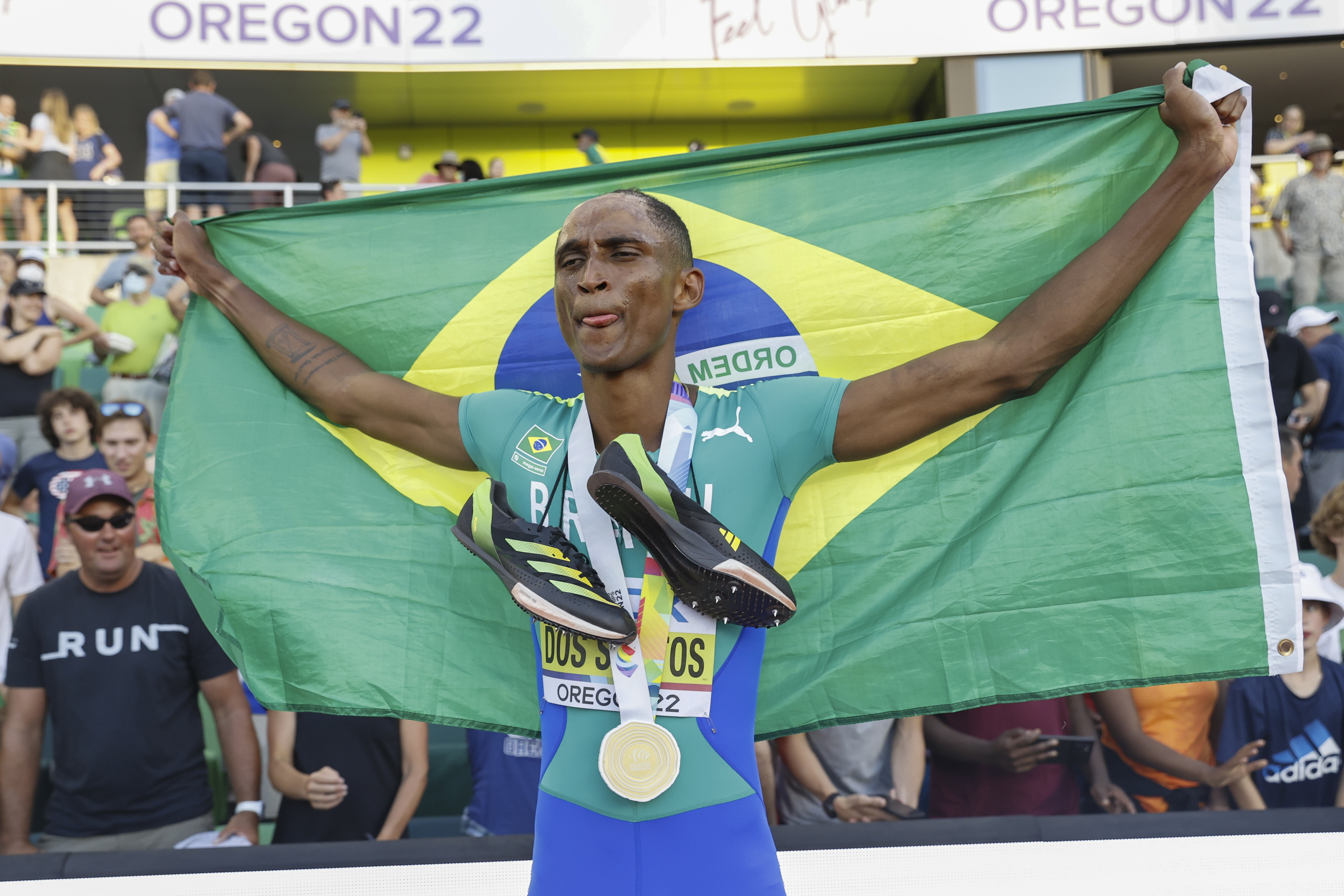 epa10081005 Gold medalist Alison Dos Santos of Brazil celebrates after winning the Men's 400 Metres Hurdles final at the World Athletics Championships Oregon22 at Hayward Field in Eugene, Oregon, USA, 19 July 2022.  EPA-EFE/Robert Ghement