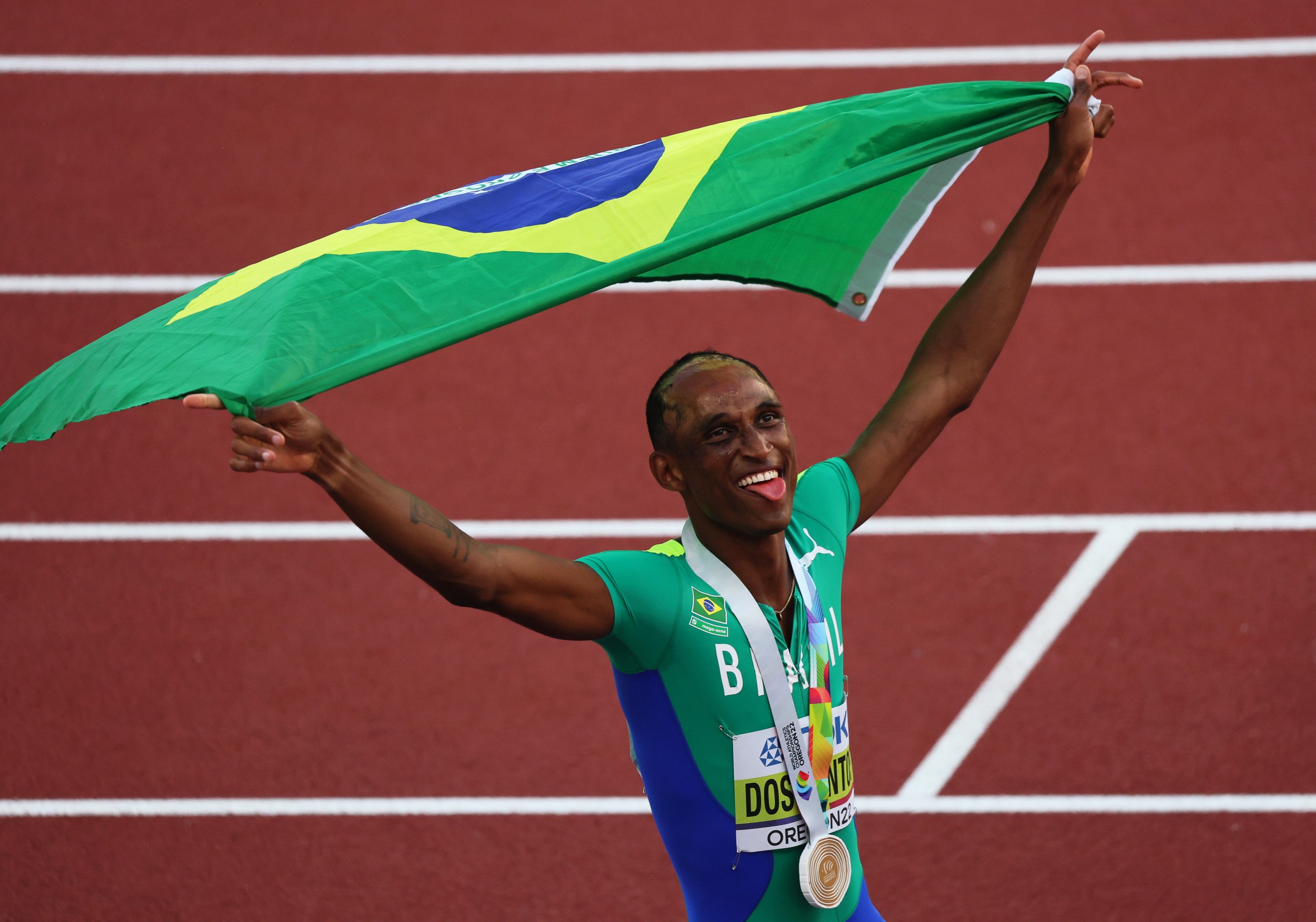 epa10081099 Alison Dos Santos of Brazil celebrates after winning the men's 400m Hurdles final at the World Athletics Championships Oregon22 at Hayward Field in Eugene, Oregon, USA, 19 July 2022.  EPA-EFE/Etienne Laurent