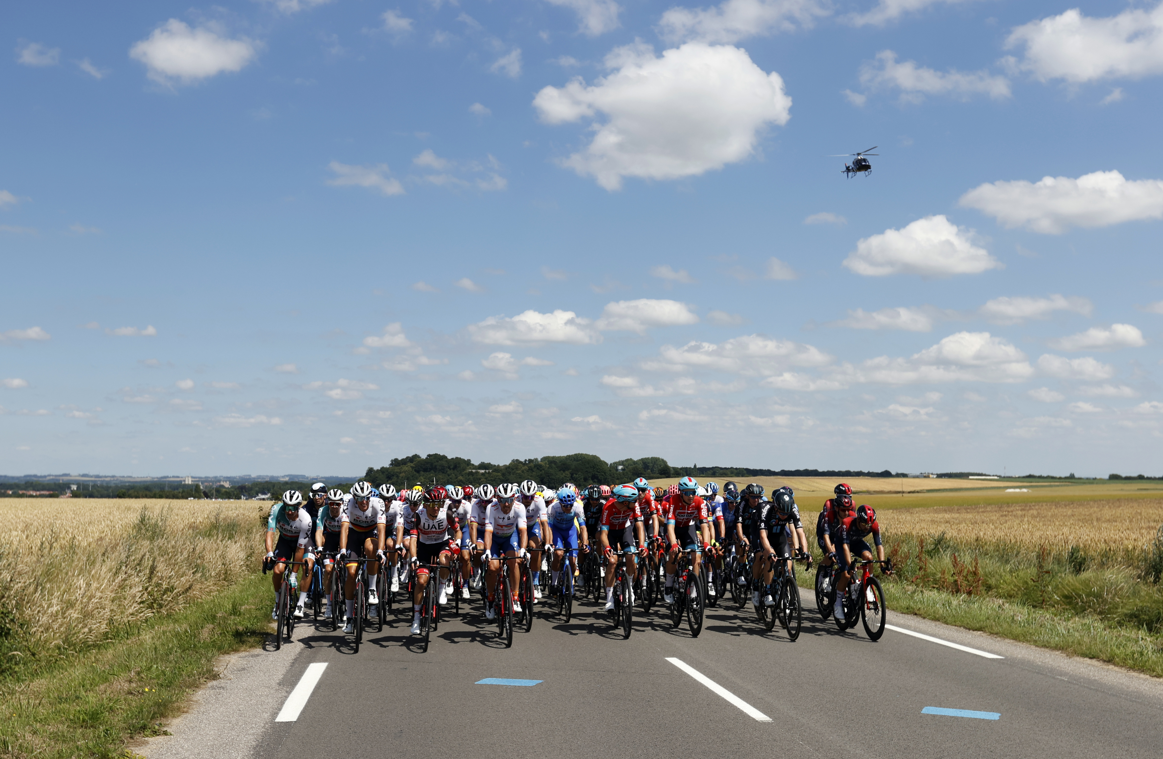 epa10053237 A helicopter hovers over the peloton during the 4th stage of the Tour de France 2022 over 171.5km from Dunkerque to Calais, France, 05 July 2022.  EPA-EFE/GUILLAUME HORCAJUELO