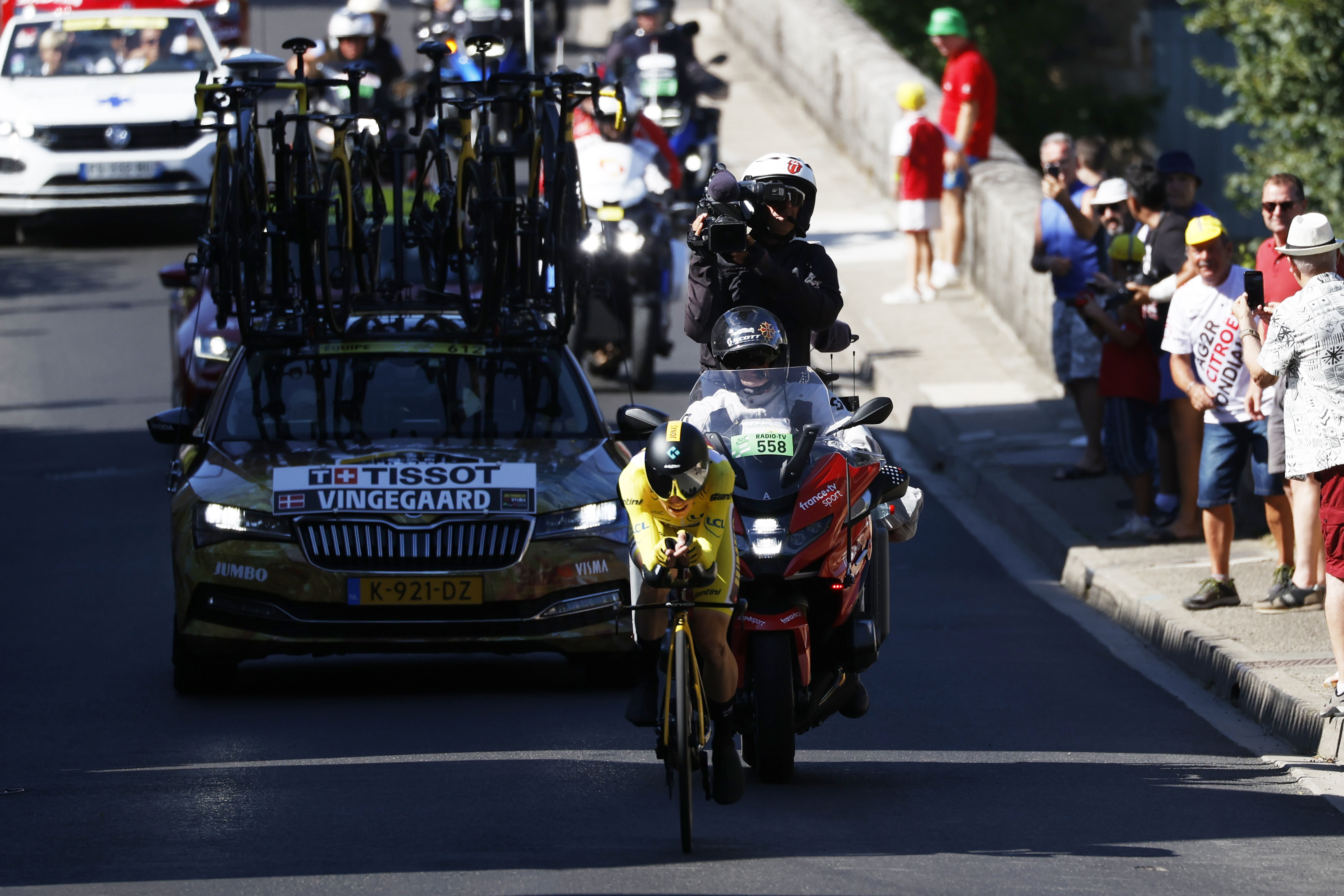 epa10088133 The Yellow Jersey Danish rider Jonas Vingegaard of Jumbo Visma in action during the 20th stage of the Tour de France 2022, an individual time trial over 40.7km from Lacapelle-Marival to Rocamadour, France, 23 July 2022.  EPA-EFE/YOAN VALAT