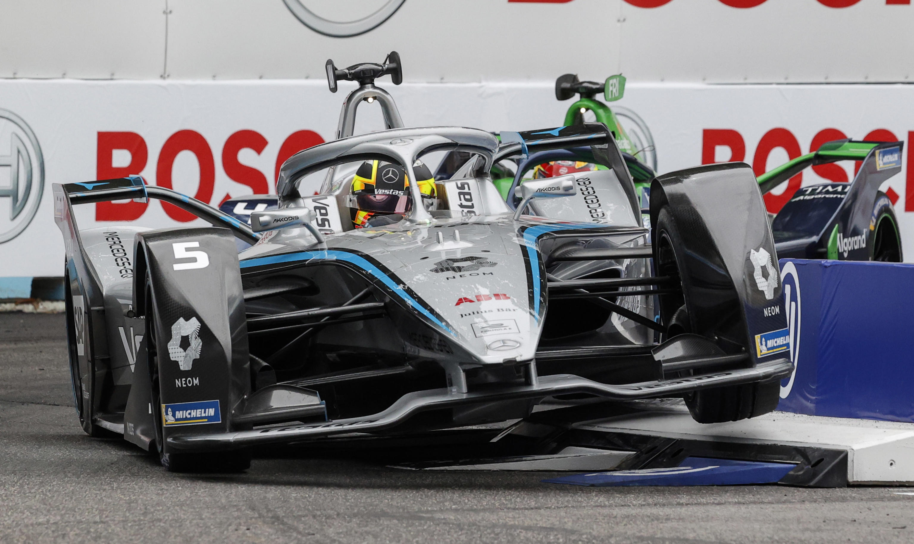 epa09880591 Stoffel Vandoorne of Mercedes-EQ Formula E Team in action during the Rome E-Prix in Rome, Italy, 09 April 2022.  EPA-EFE/GIUSEPPE LAMI