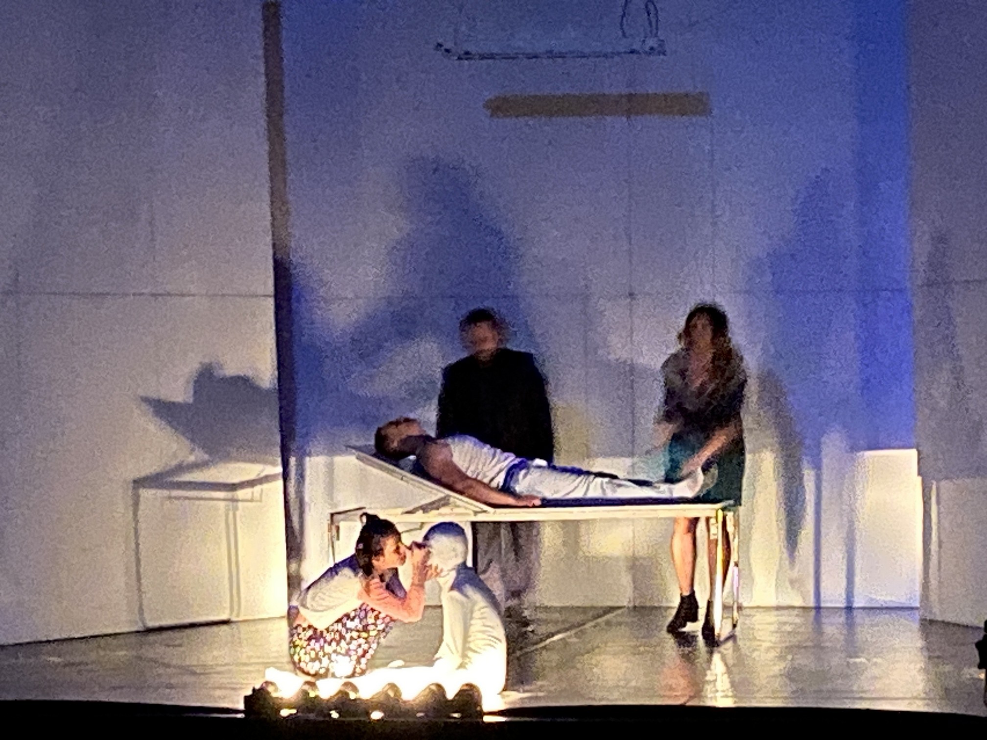 Predstava „Ako se probudiš ili kao da je važno“, Narodno pozorište Leskovac i Narodno pozorište iz Prištine.  15. Festival pobednika festivala u Rakovici Foto: Centar za kulturu i obarzovanje Rakovica