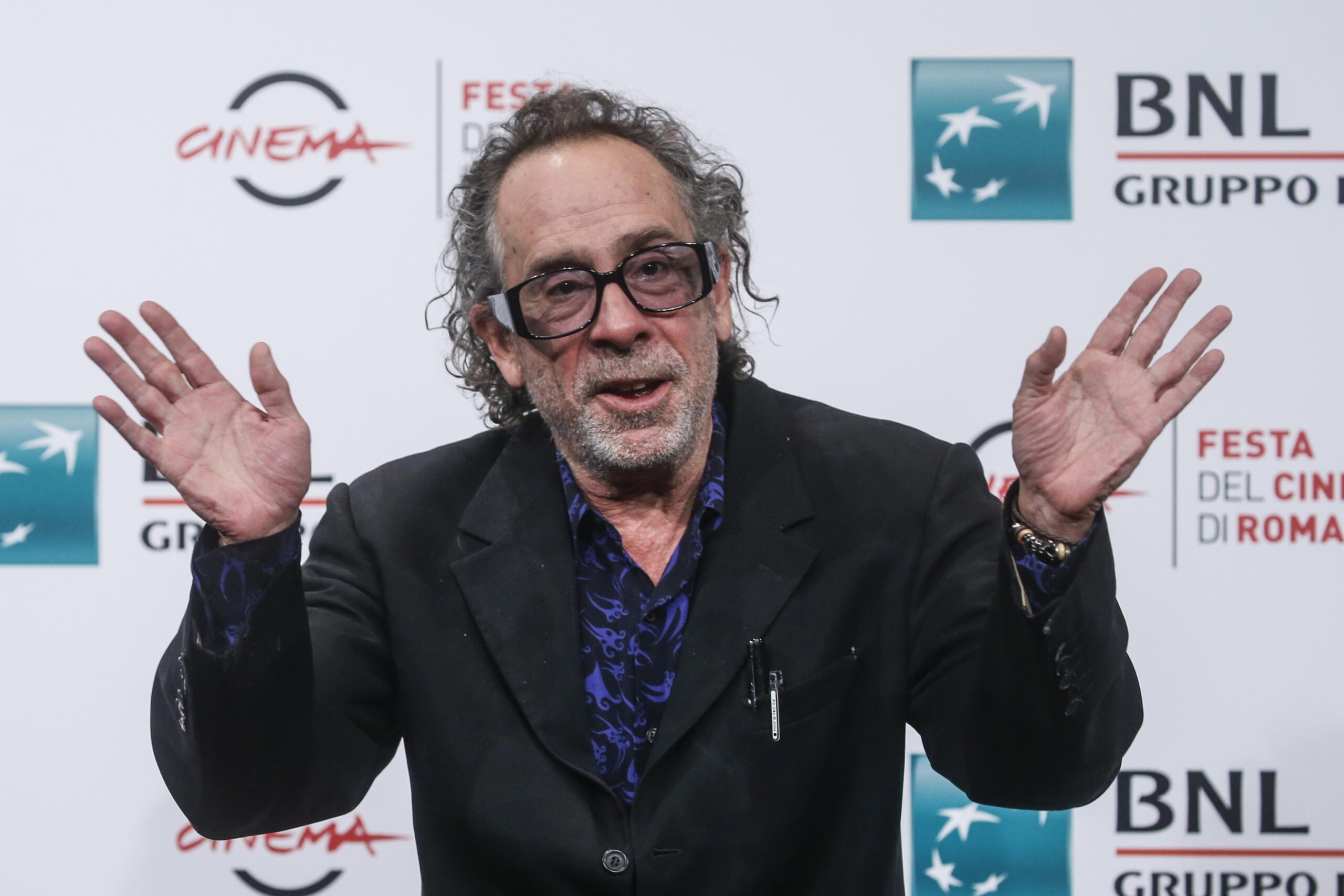epa09541408 American director Tim Burton, poses during a photocall at the 16th annual Rome International Film Festival, in Rome, Italy, 23 October 2021. The Festa del Cinema di Roma runs from 14 to 24 October.  EPA-EFE/FABIO FRUSTACI