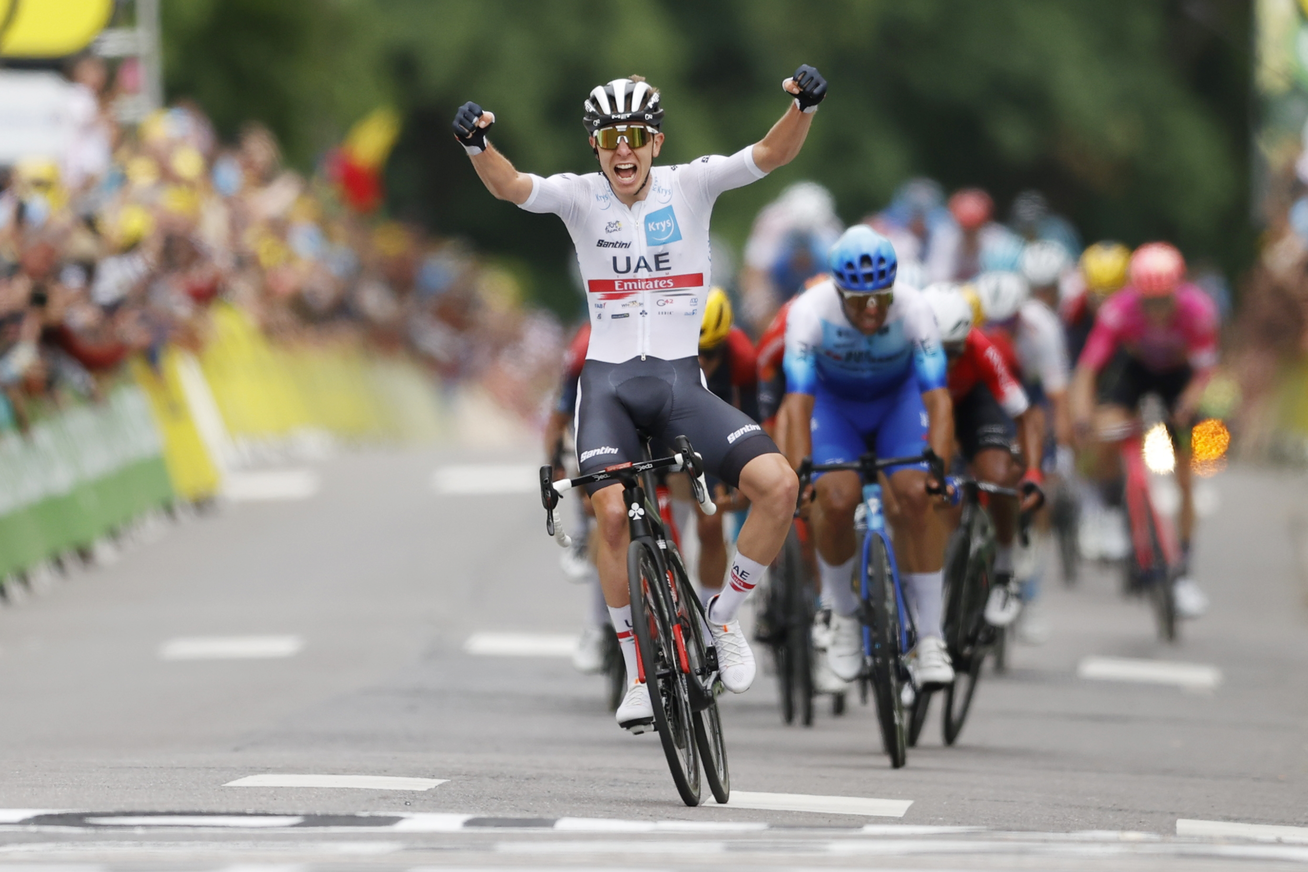 epaselect epa10057171 Slovenian rider Tadej Pogacar of UAE Team Emirates crosses the finish line to win the 6th stage of the Tour de France 2022 over 219.9km from Binche to Longwy, France, 07 July 2022.  EPA-EFE/YOAN VALAT