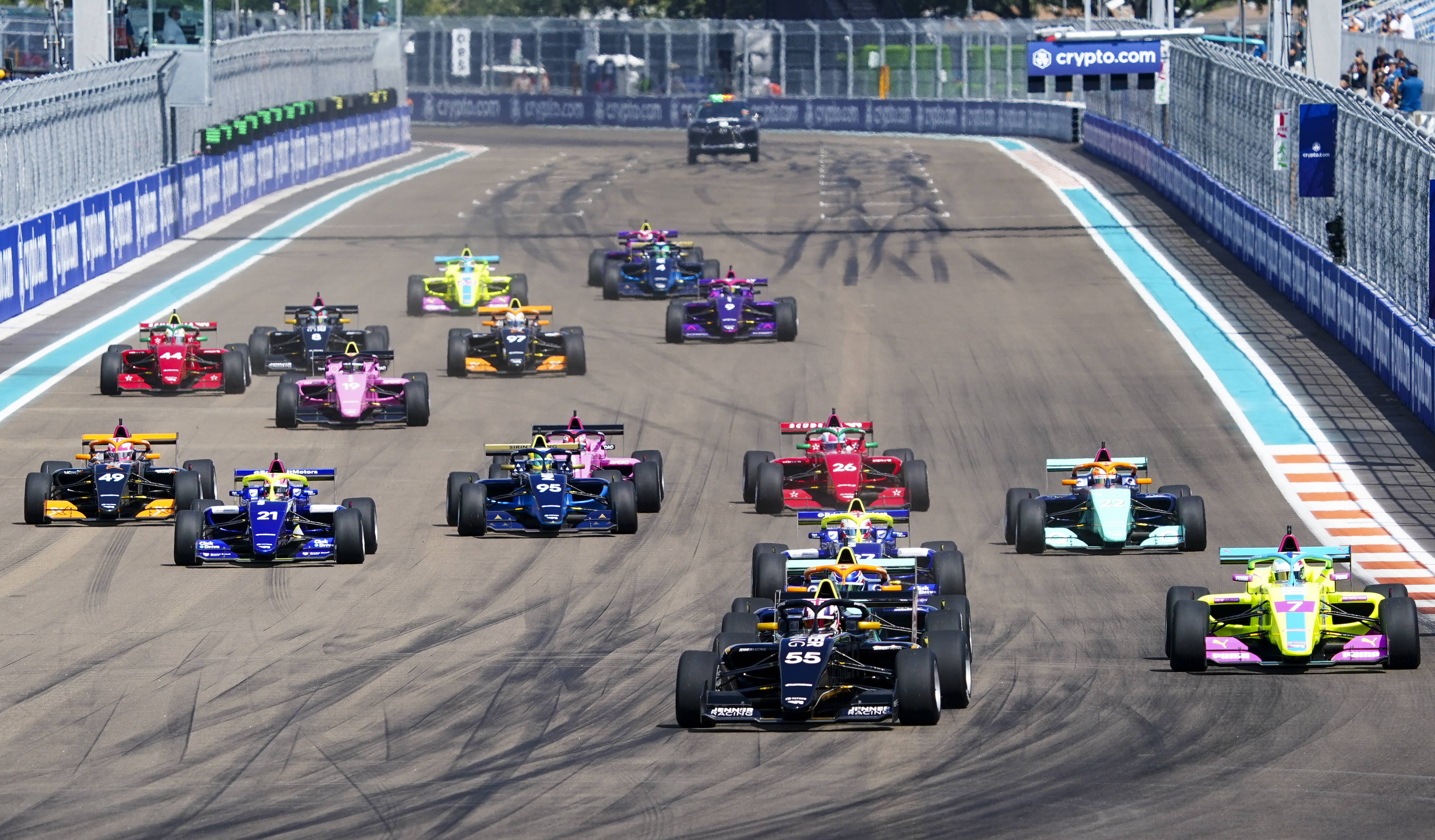 epa09933989 British W series driver Jamie Chadwick of Jenner Racing leads the pack into turn one at the start of the W Series race at the Miami International Autodrome in Miami Gardens, Florida, USA, 08 May 2022.  EPA-EFE/SHAWN THEW