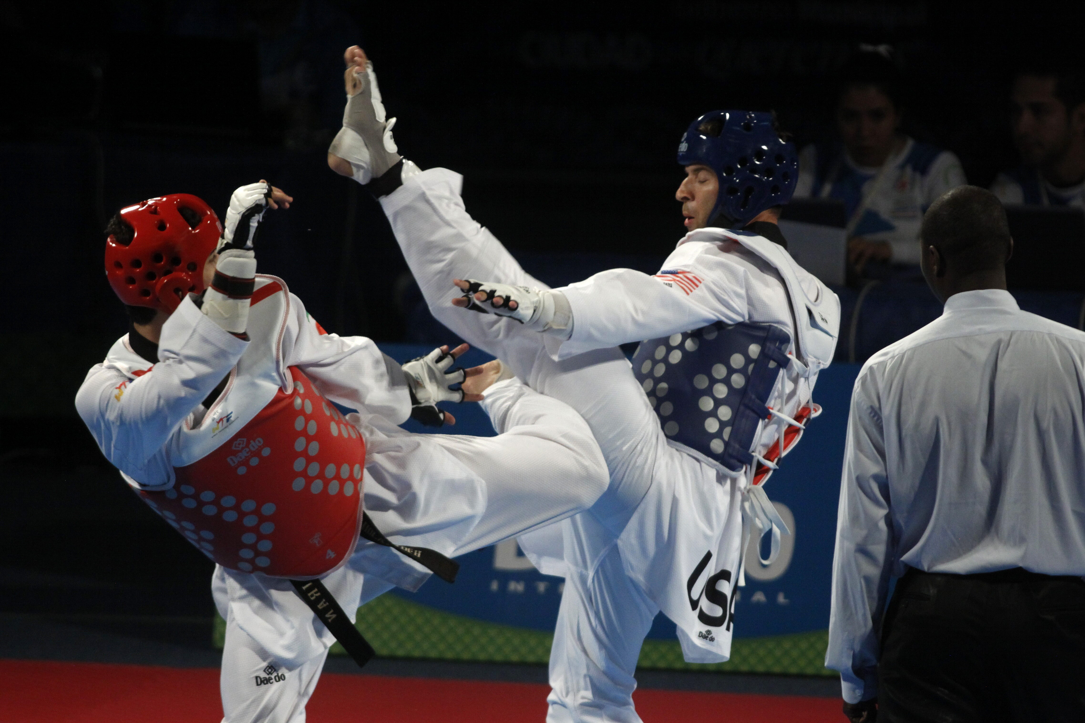 epa03793744 US's Jason Neville (R) against Iran's Mahdi Khodabakhshi (L) in the category of -87 kilograms during the fifth day of the World Championship of Taekwondo in Puebla, Mexico, 19 July 2013.  EPA/Francisco Guasco