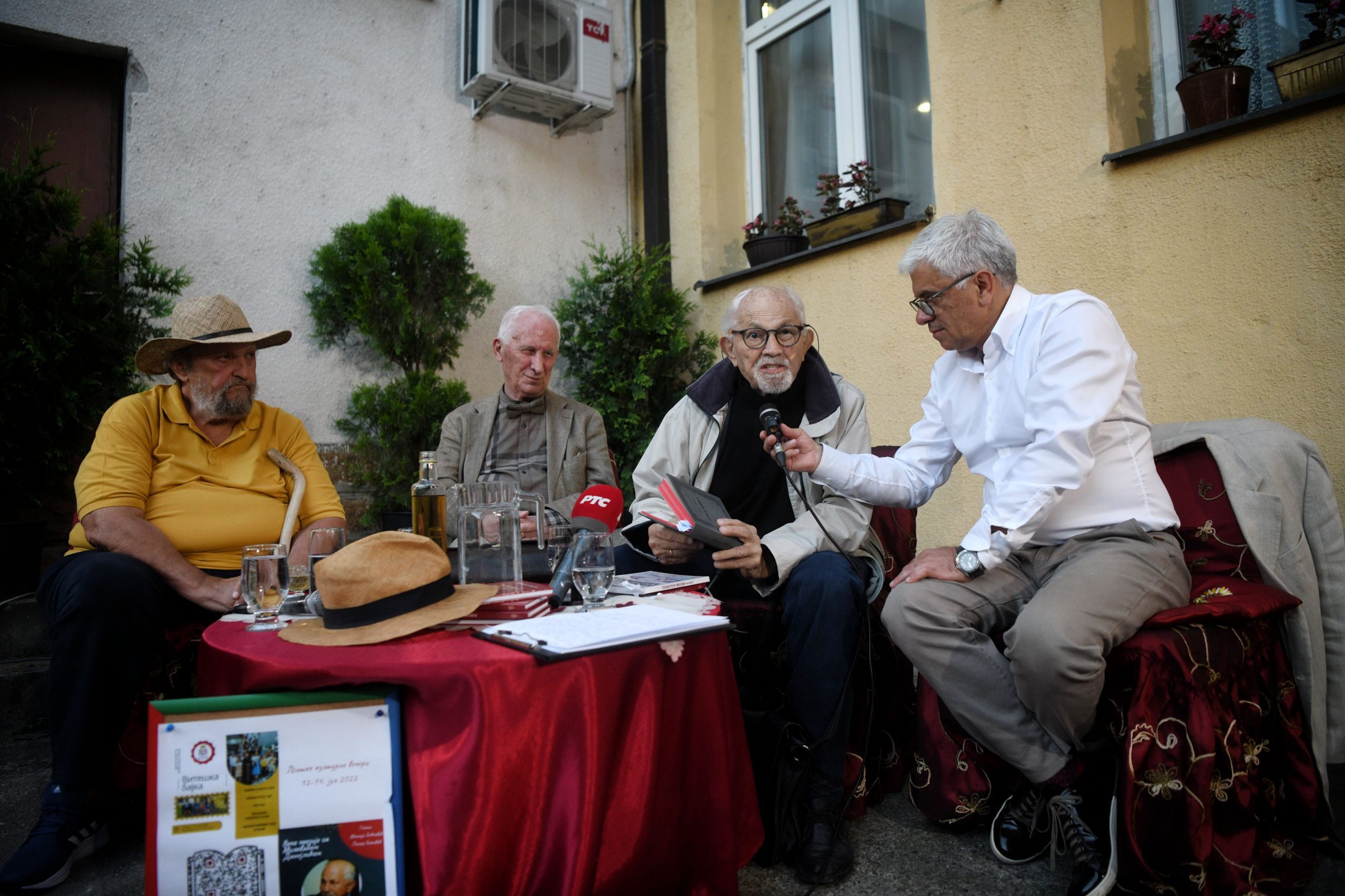 Ljig 13. jul 2022. Knjizevno vece povodom 85. rodjendana Milovana Danojlica i odluke da se Gradska biblioteka uskoro nazove po velikom piscu upriliceno je knjizevno vece Foto:Filip Krainčanić/Novar.s
