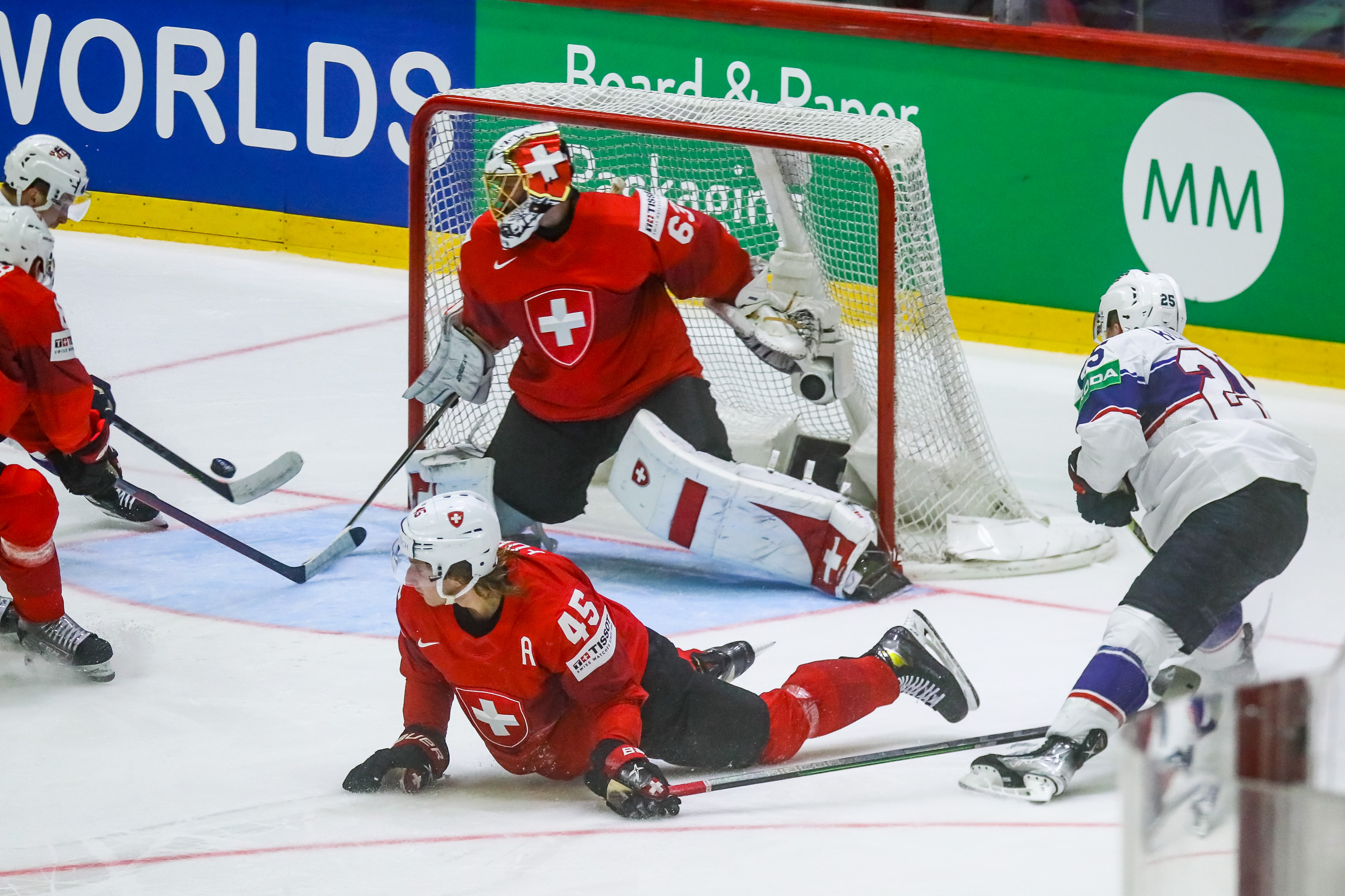 epa09978402 Michael Fora (bottom) of Switzerland in action during the IIHF Ice Hockey World Championship 2022 quarterfinals match between Switzerland and United States in Helsinki, Finland, 26 May 2022.  EPA-EFE/Mauri Ratilainen
