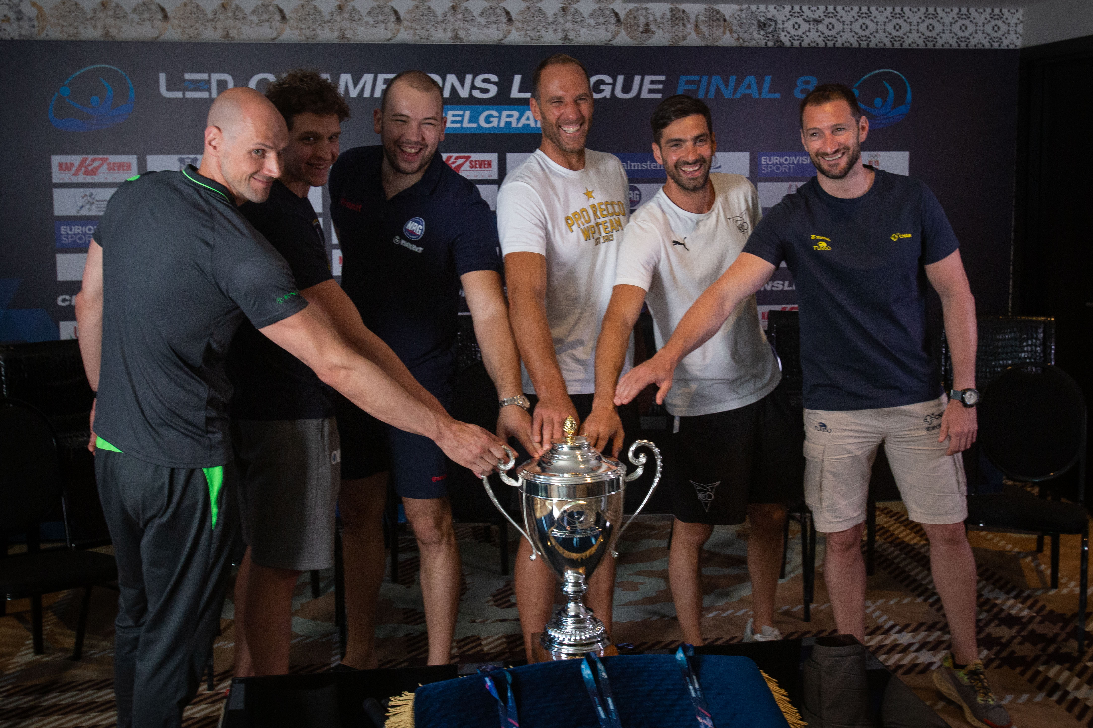 VATERPOLISTI SA TROFEJEM KOJI CE OSVOJITI POBEDNICI