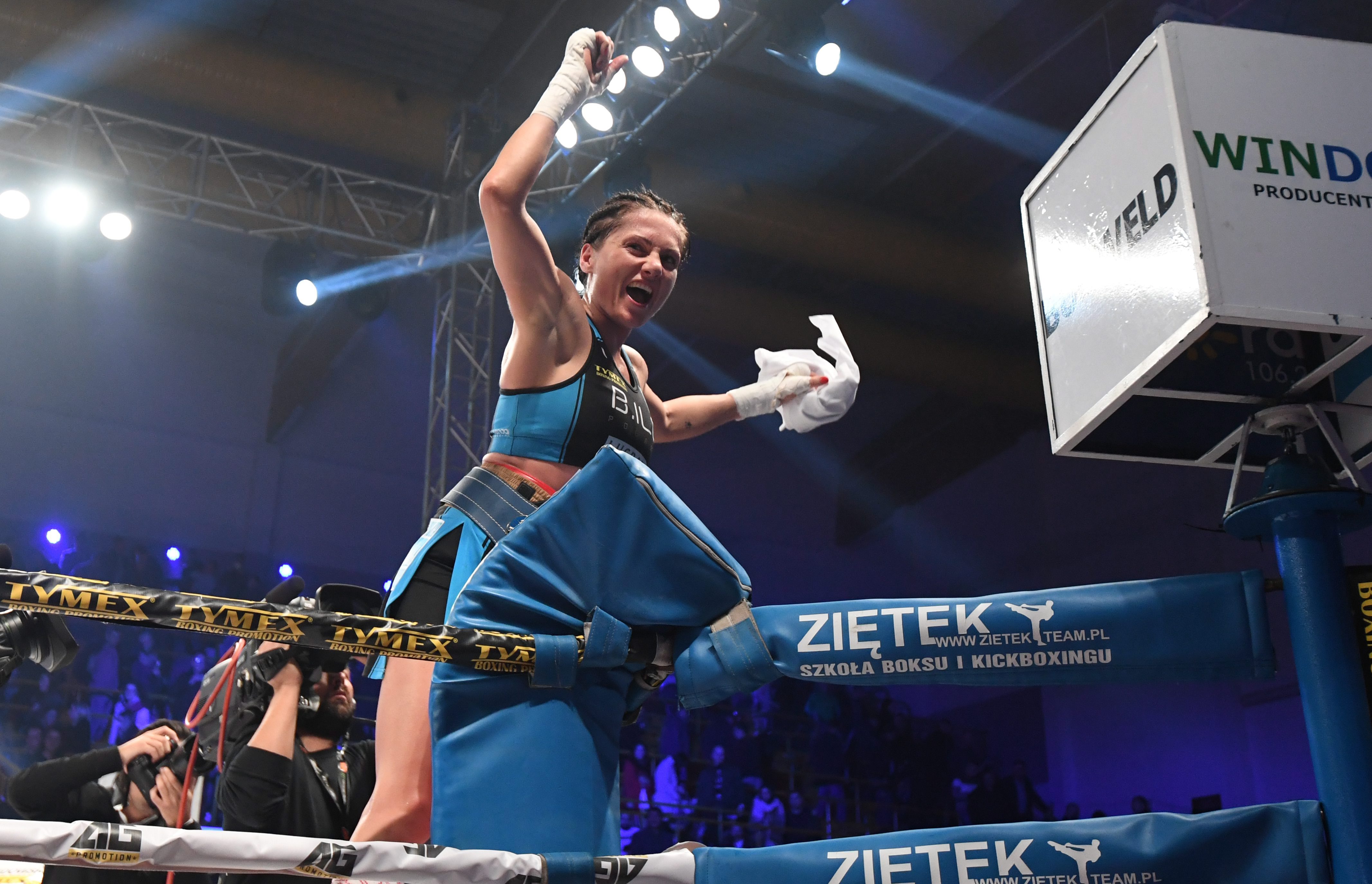 epa05619425 Polish boxer Ewa Brodnicka (C) reacts after defeating Italian fighter Anita Torti (not pictured) during the bout for the lightweight EBU European Champion belt in Lomianki, Poland, 05 November 2016.  EPA/BARTLOMIEJ ZBOROWSKI POLAND OUT