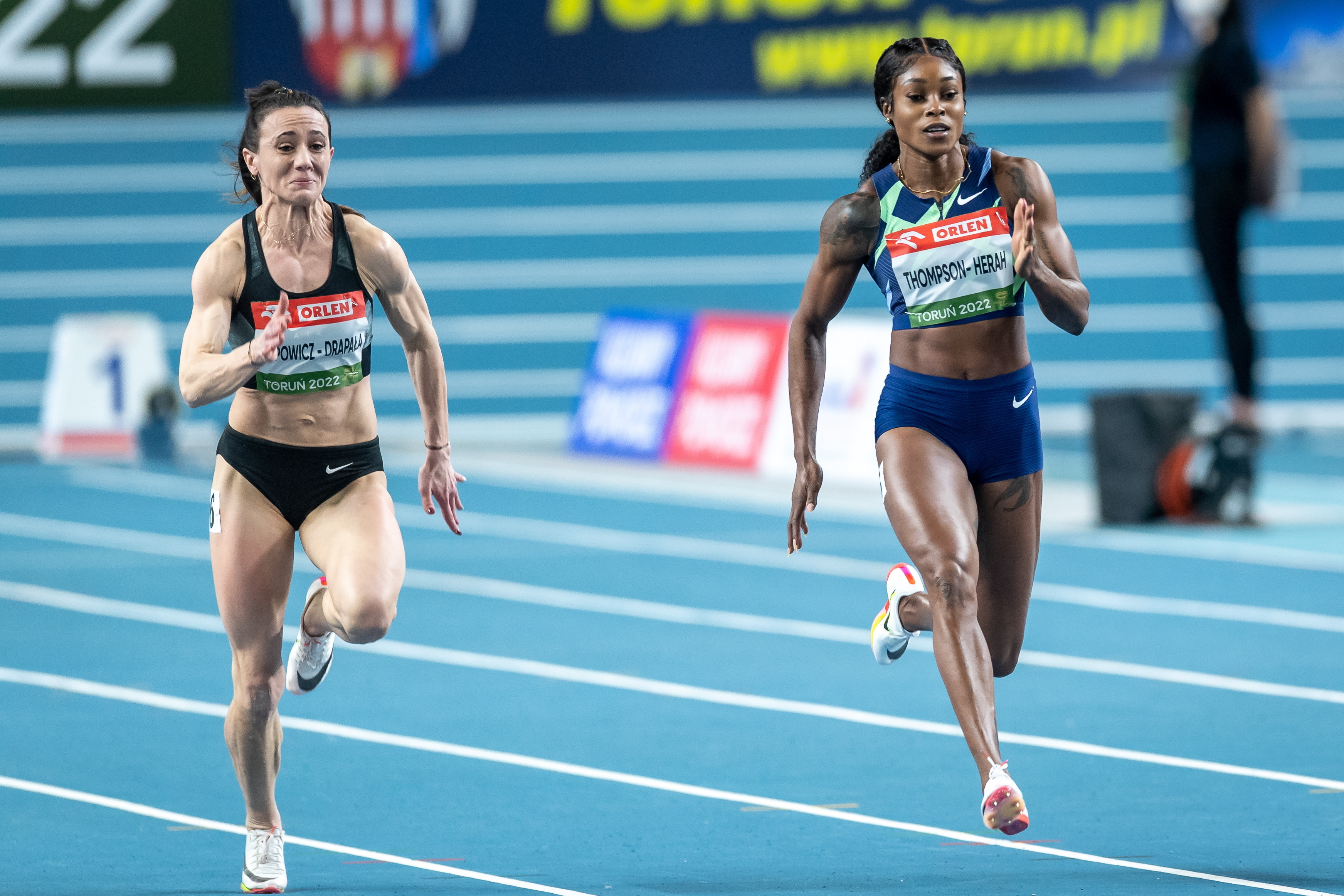 epa09777651 Marika Popowicz-Drapala of Poland (L) and Elaine Thompson-Herah of Jamaica (R)  competes in the women's 60m run during the indoor athletics meeting Copernicus Cup 2022 in Torun, Poland, 22 February 2022.  EPA-EFE/Tytus Zmijewski POLAND OUT
