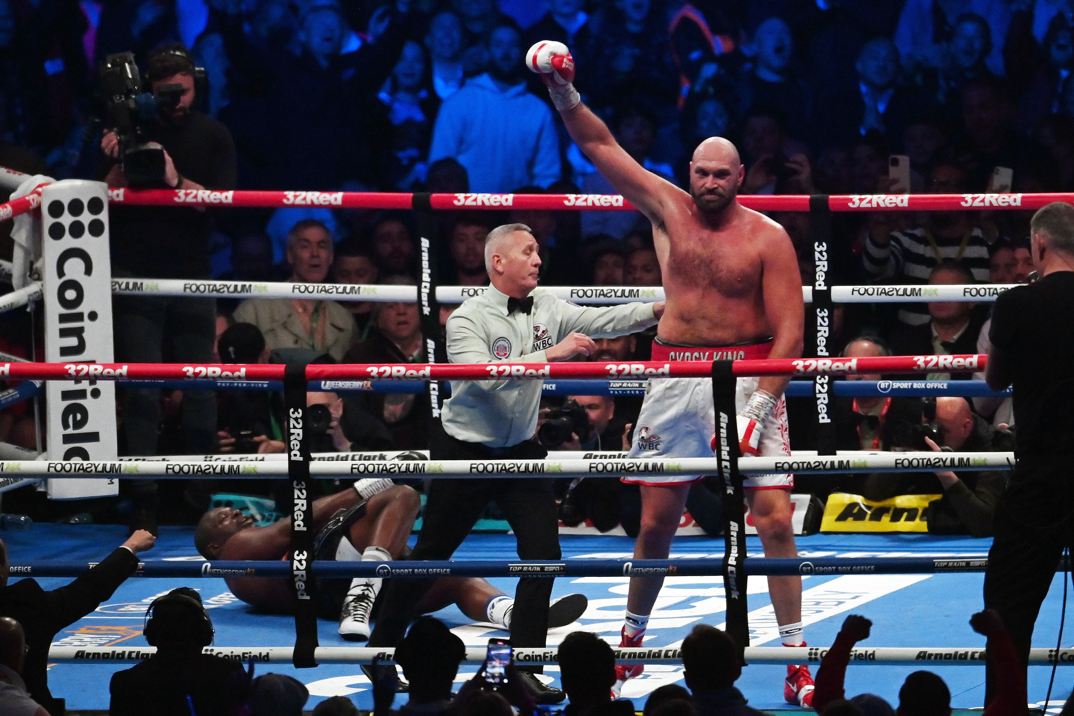 epa09905430 British boxer Tyson Fury (R) reacts after beating British boxer Dillian Whyte (L) in their 12 round WBC heavyweight world championship title f?ight at Wembley Stadium, London, Britain, 23 April 2022.  EPA-EFE/ANDY RAIN