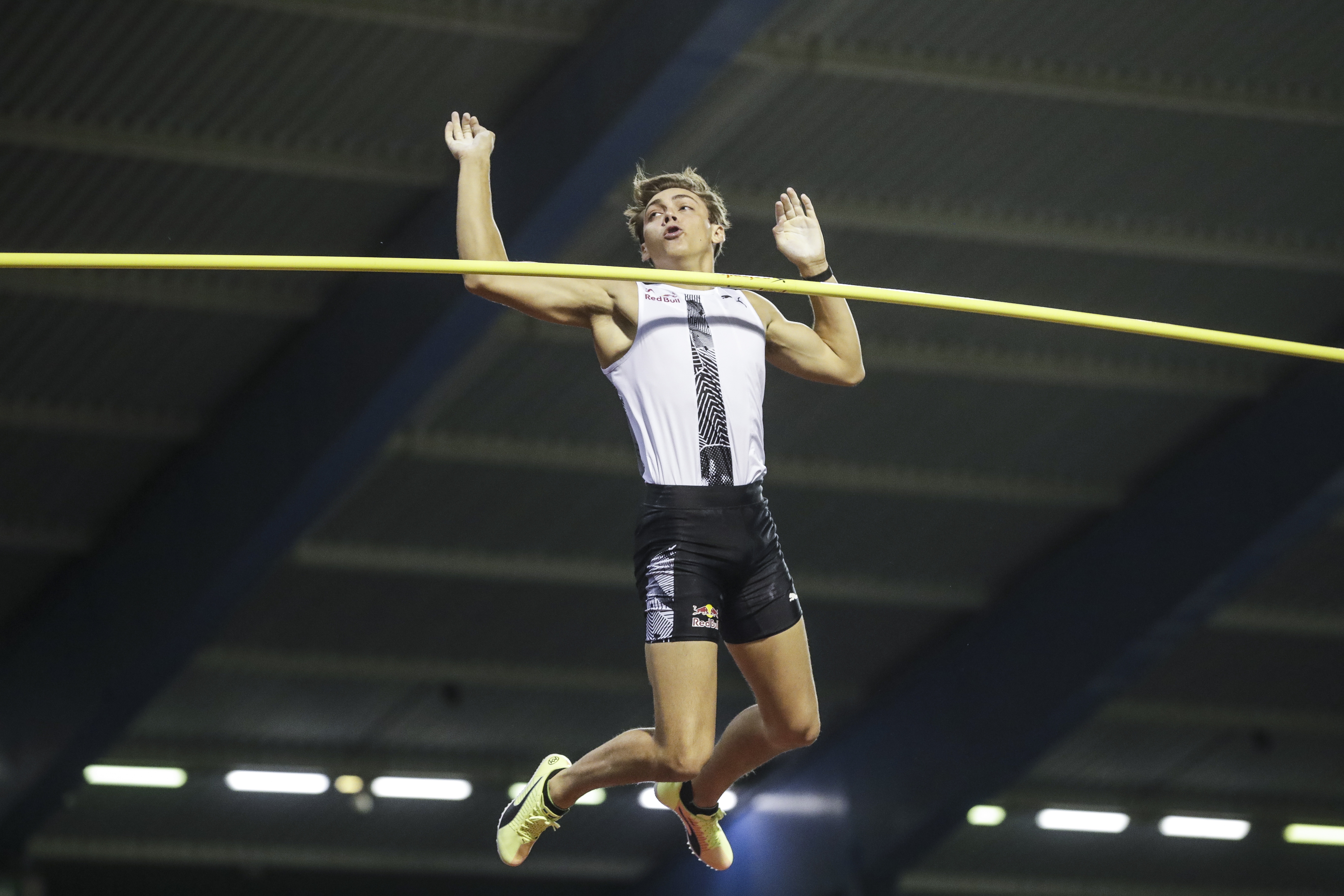epaselect epa08647300 Armand Duplantis of Sweden in action during the men's Pole Vault event at the Memorial Van Damme IAAF Diamond League international athletics meeting in Brussels, Belgium, 04 September 2020.  EPA-EFE/Stephanie Leccoq