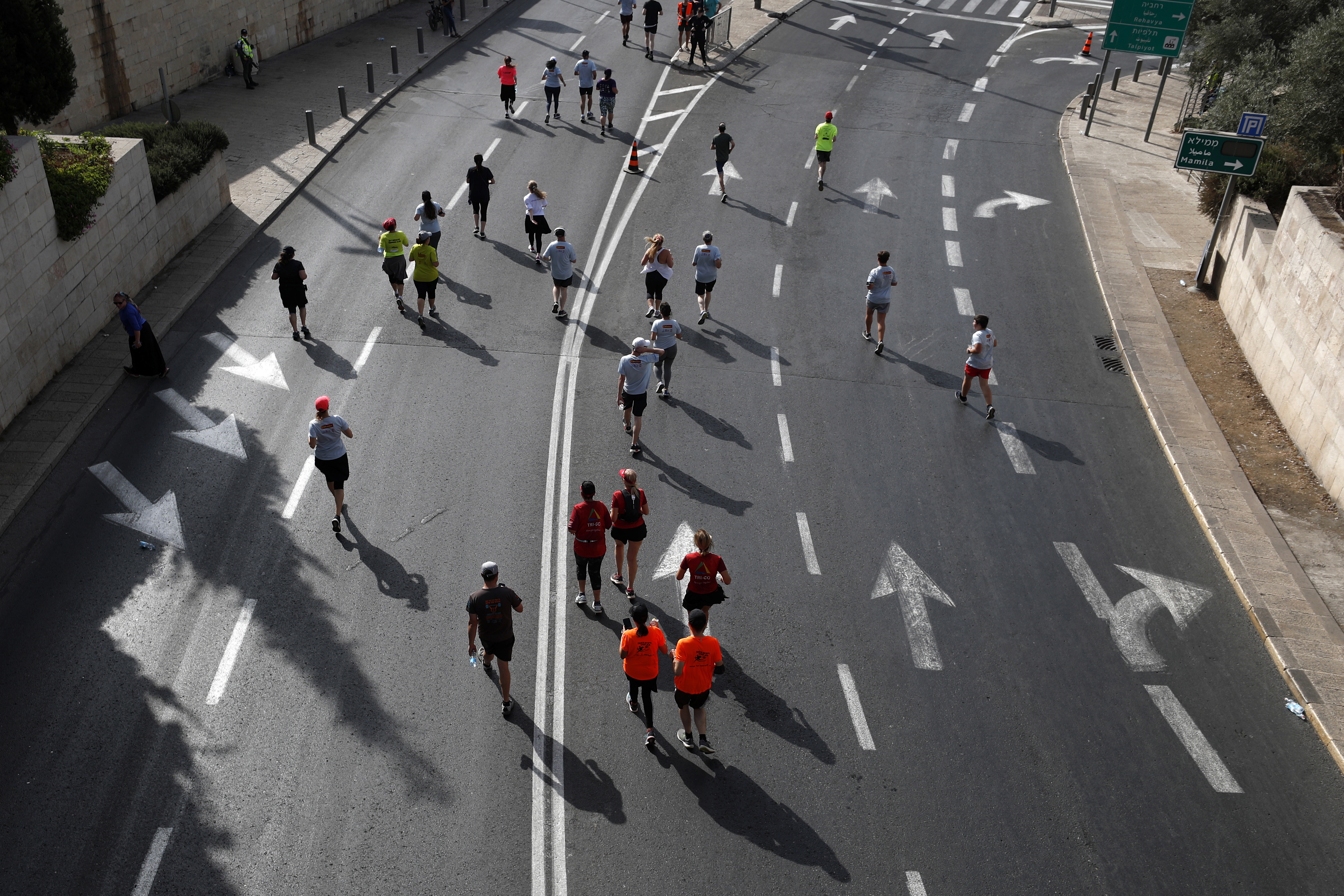 epa09551704 Participants in the Jerusalem International Winner Marathon pass in Jerusalem, Israel, 29 October 2021.  EPA-EFE/ATEF SAFADI