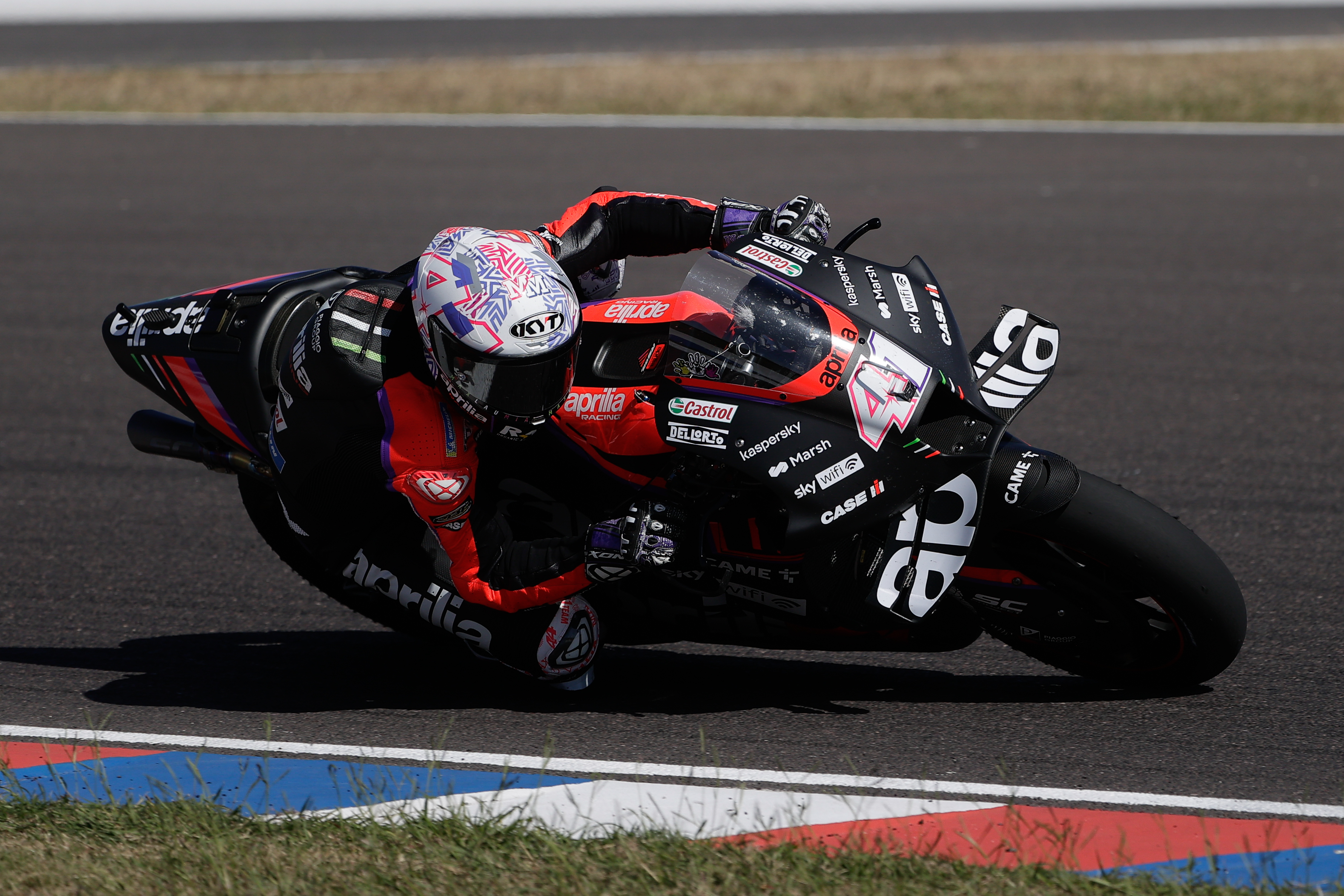 epa09868392 Spanish rider Aleix Espargaro of Aprilia Racing in action during the Grand Prix of Argentina of the MotoGP at the Termas de Rio Hondo racetrack, in Santiago del Estero, Argentina, 03 April 2022.  EPA-EFE/JUAN IGNACIO RONCORONI