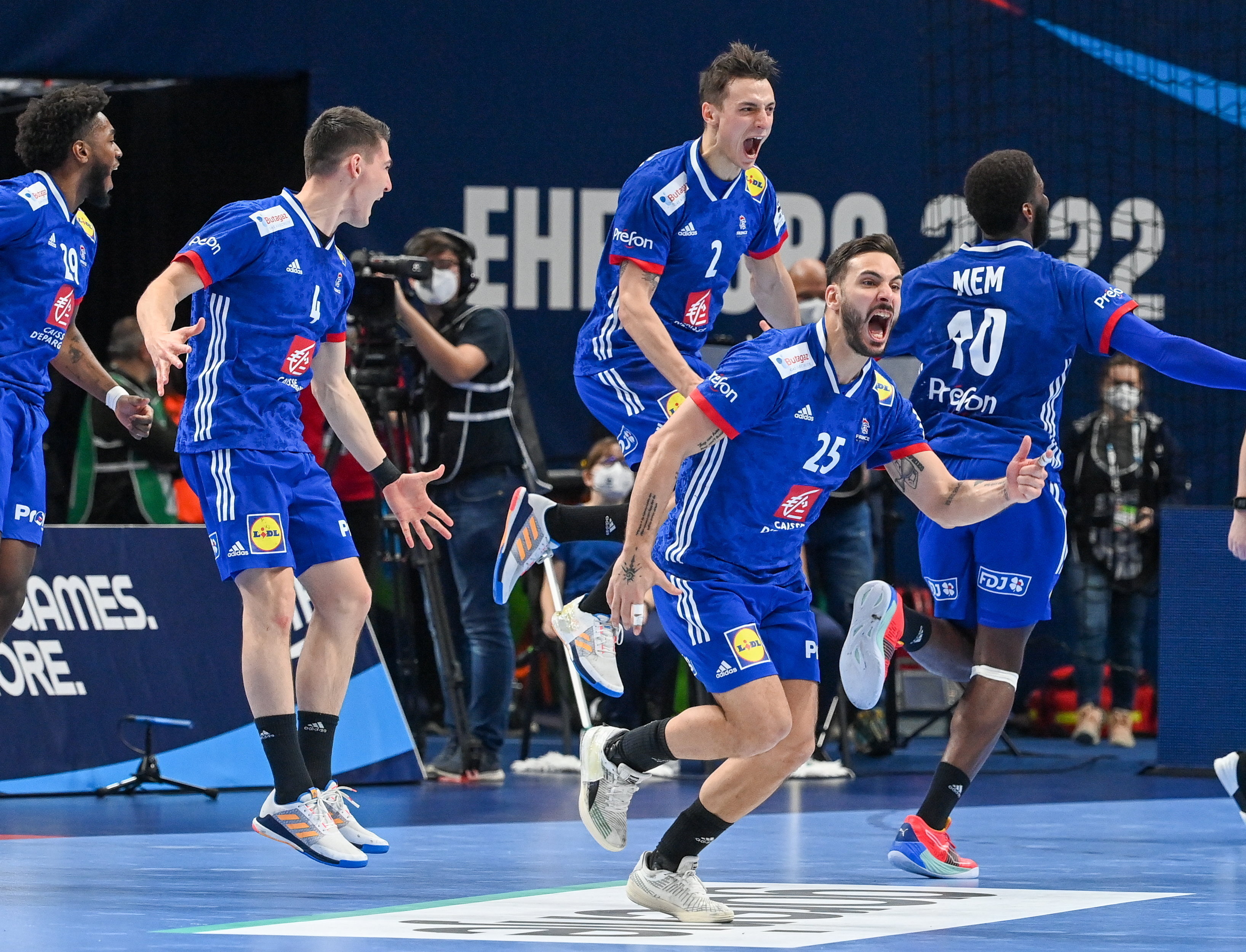 epa09711186 Players of France celebrate after winning the Men's European Handball Championship main round match between Denmark and France at the MVM Dome in Budapest, Hungary, 26 January 2022.  EPA-EFE/Tibor Illyes HUNGARY OUT
