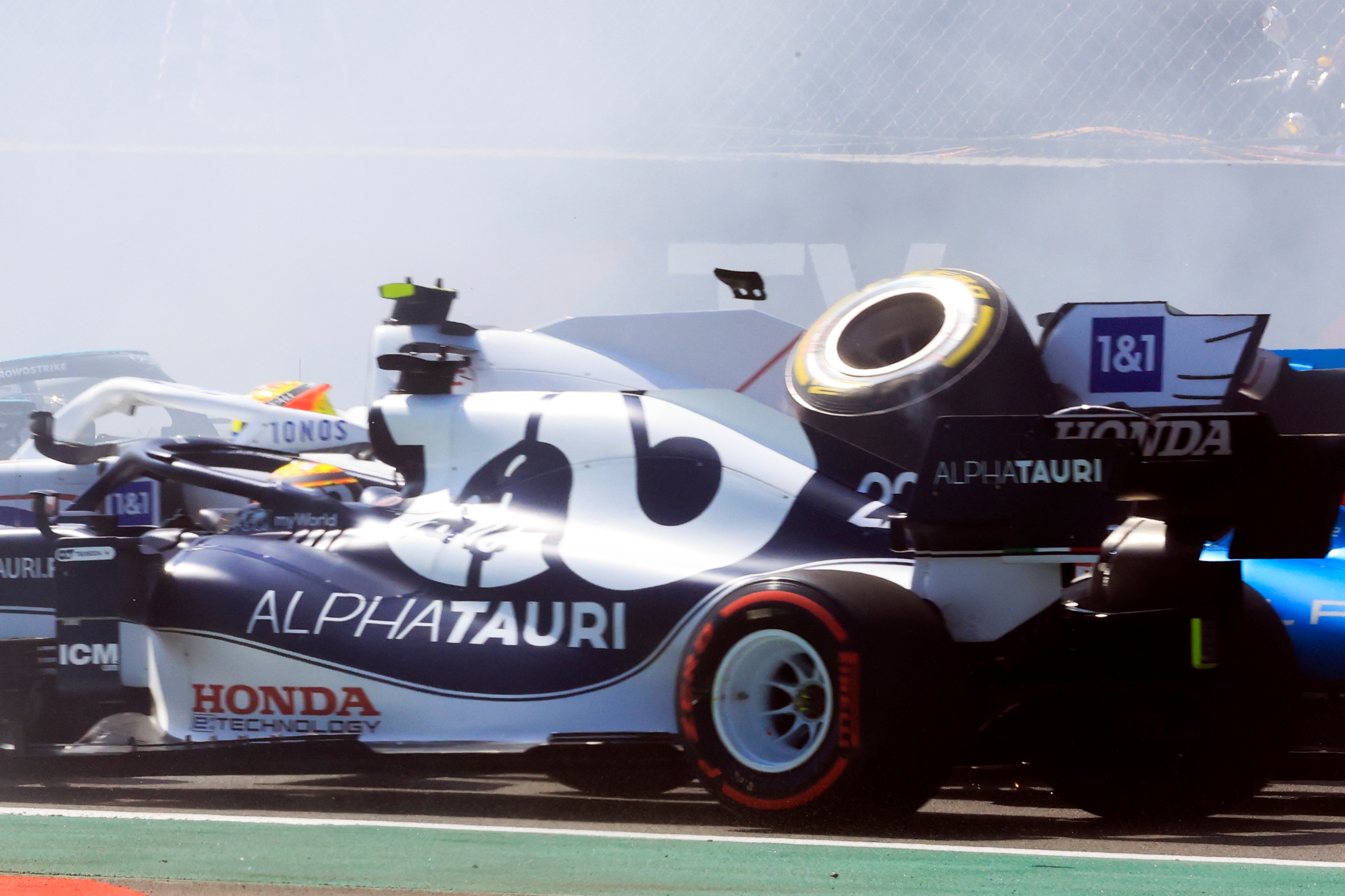 epa09570583 Japanese Yuki Tsunoda of Alpha Tauri crashes during the Mexican Formula One Grand Prix at the Hermanos Rodriguez racetrack, in Mexico City, Mexico, 07 November 2021.  EPA-EFE/David Guzman Gonzalez